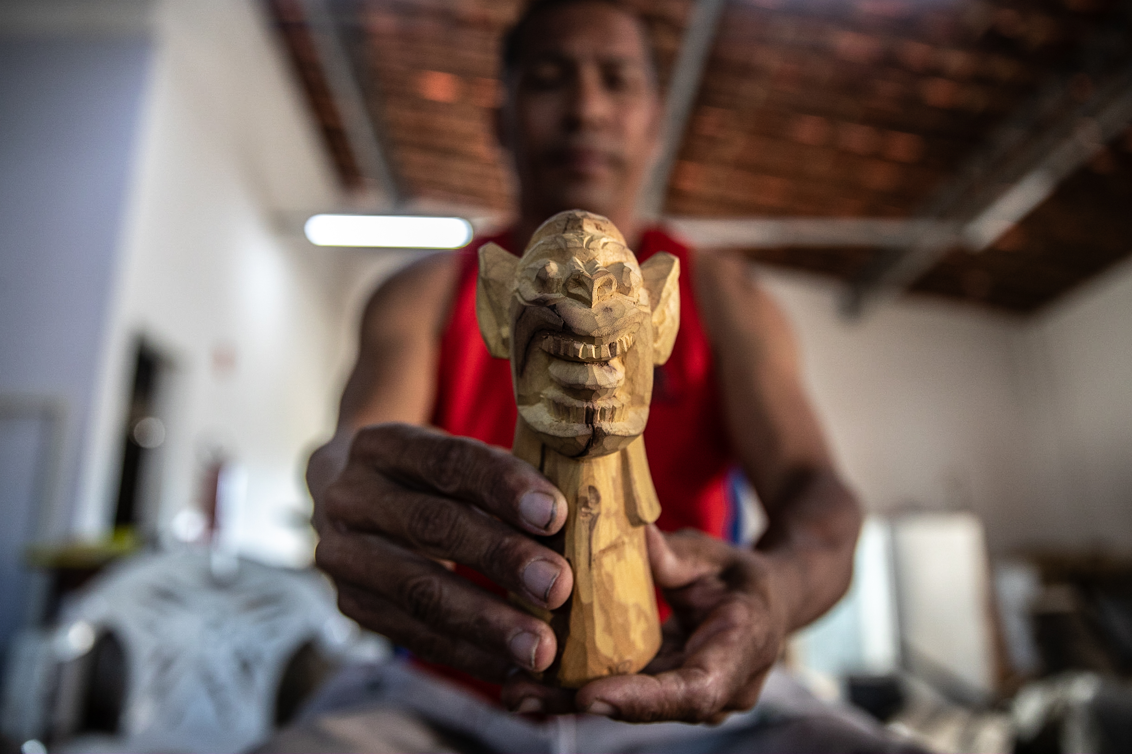 El arte de esculpir demonios pervive en Brasil