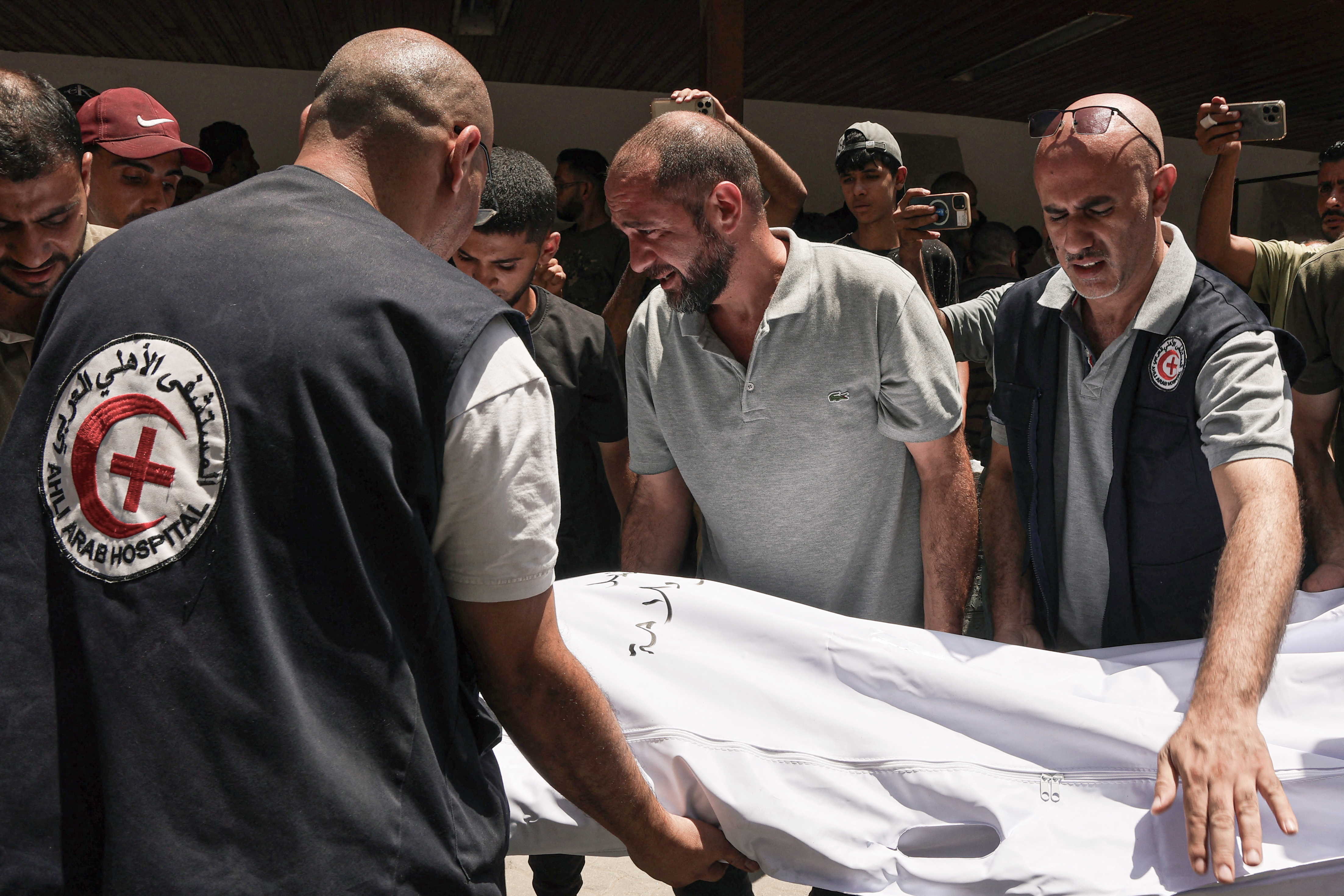 Israel “lamenta” los daños que dejó su ataque a la única iglesia católica en Gaza