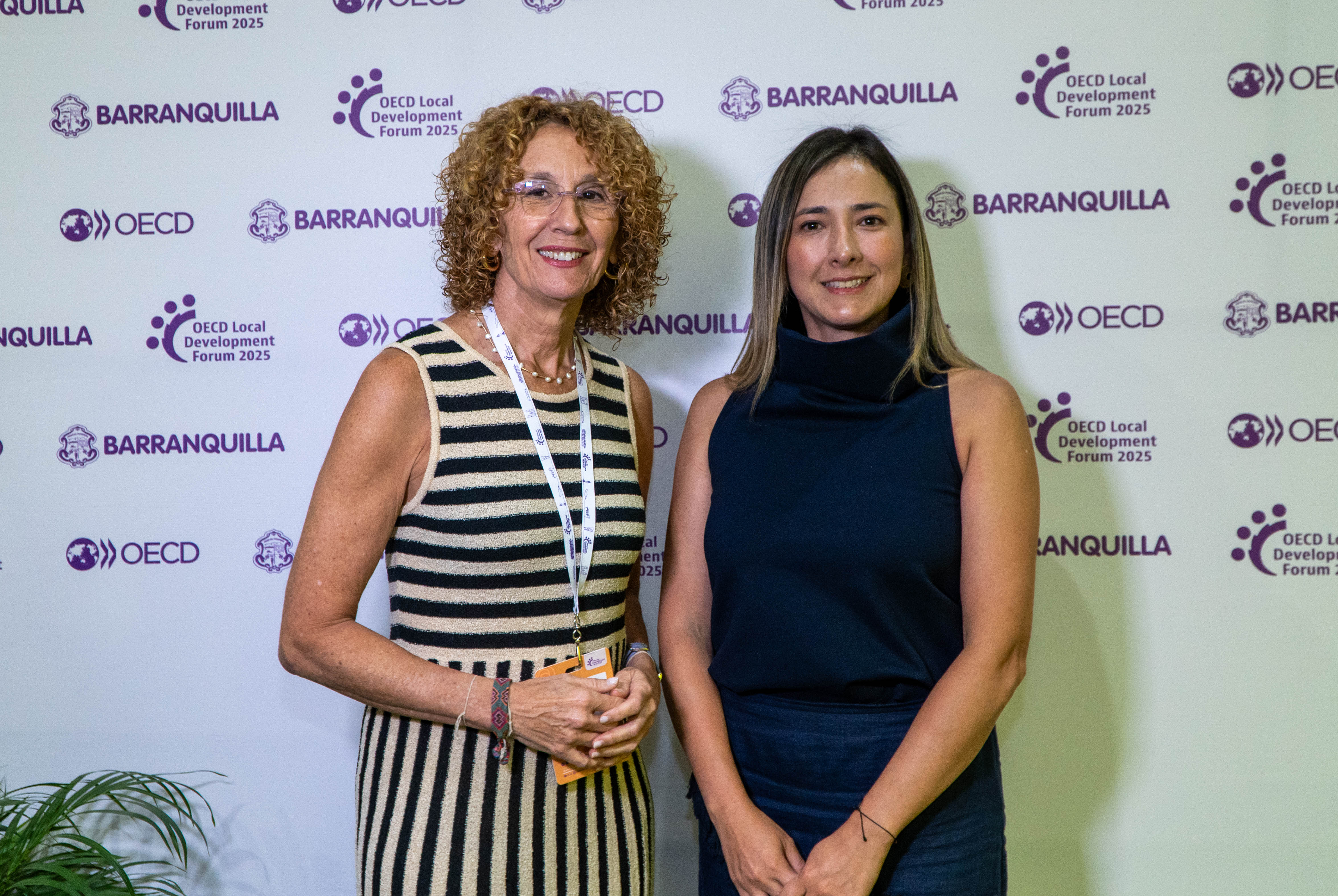 Alicia Montalvo, gerente de Acción Climática y Biodiversidad Positiva de la CAF, y Sandra Perdomo, gerente de Política Pública y Cooperación del Instituto Alexander von Humboldt. La CAF anunció que Barranquilla gestiona un crédito de USD 50 millones para proyectos sostenibles.