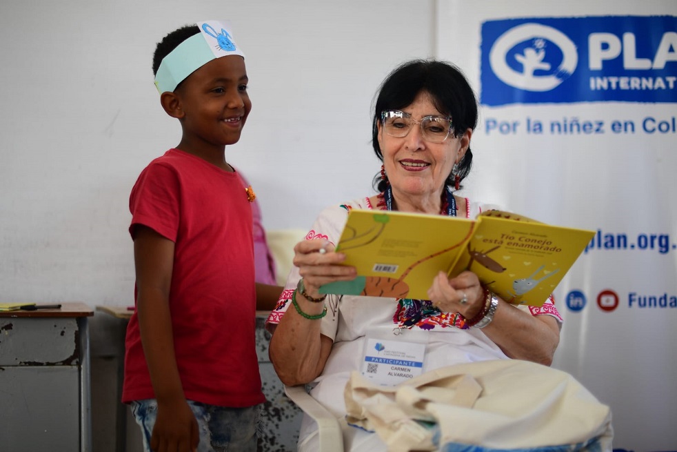 En la escuela de Puerto Rey, una vereda del corregimiento de La Boquilla, la autora Carmen Alvarado hizo una lectura colectiva de su libro infantil Tío Conejo Está Enamorado, con niños y niñas que rozaban los 10 años.