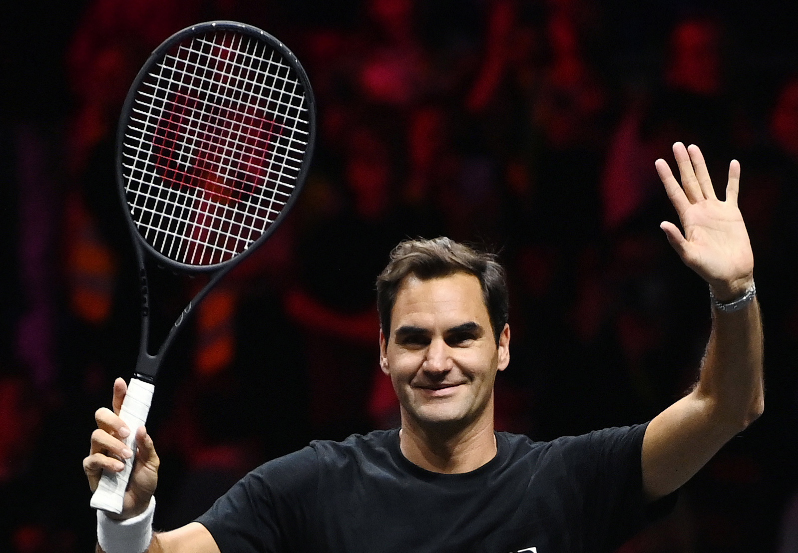 London (United Kingdom), 22/09/2022.- Swiss player Roger Federer greets fans during a practice session of team Europe in London, Britain, 22 September 2022, ahead of the Laver Cup tennis tournament starting on 23 September. (Tenis, Reino Unido, Londres) EFE/EPA/ANDY RAIN