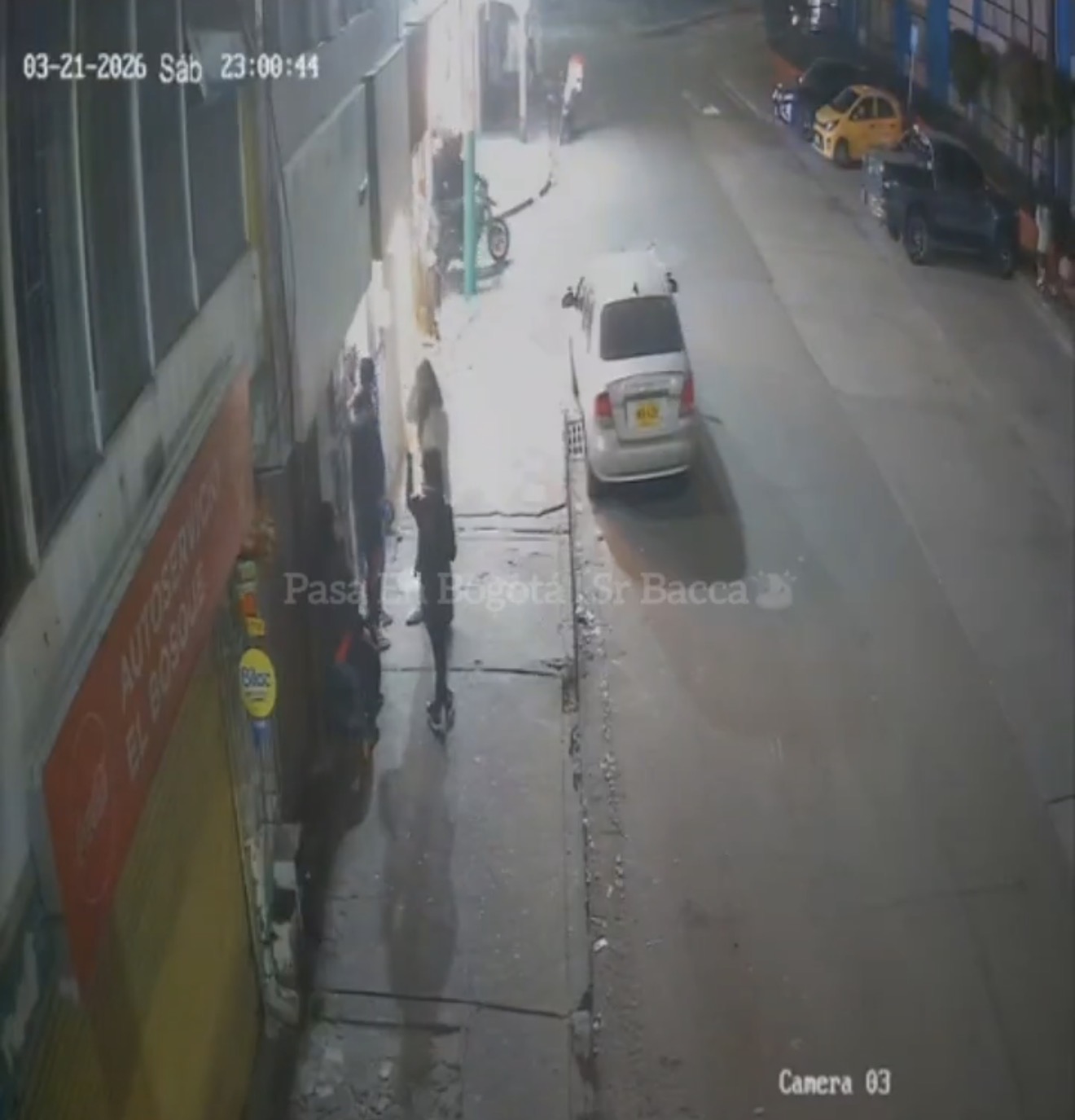Robo armado en pizzería: delincuentes roban a clientes y huyen en motos