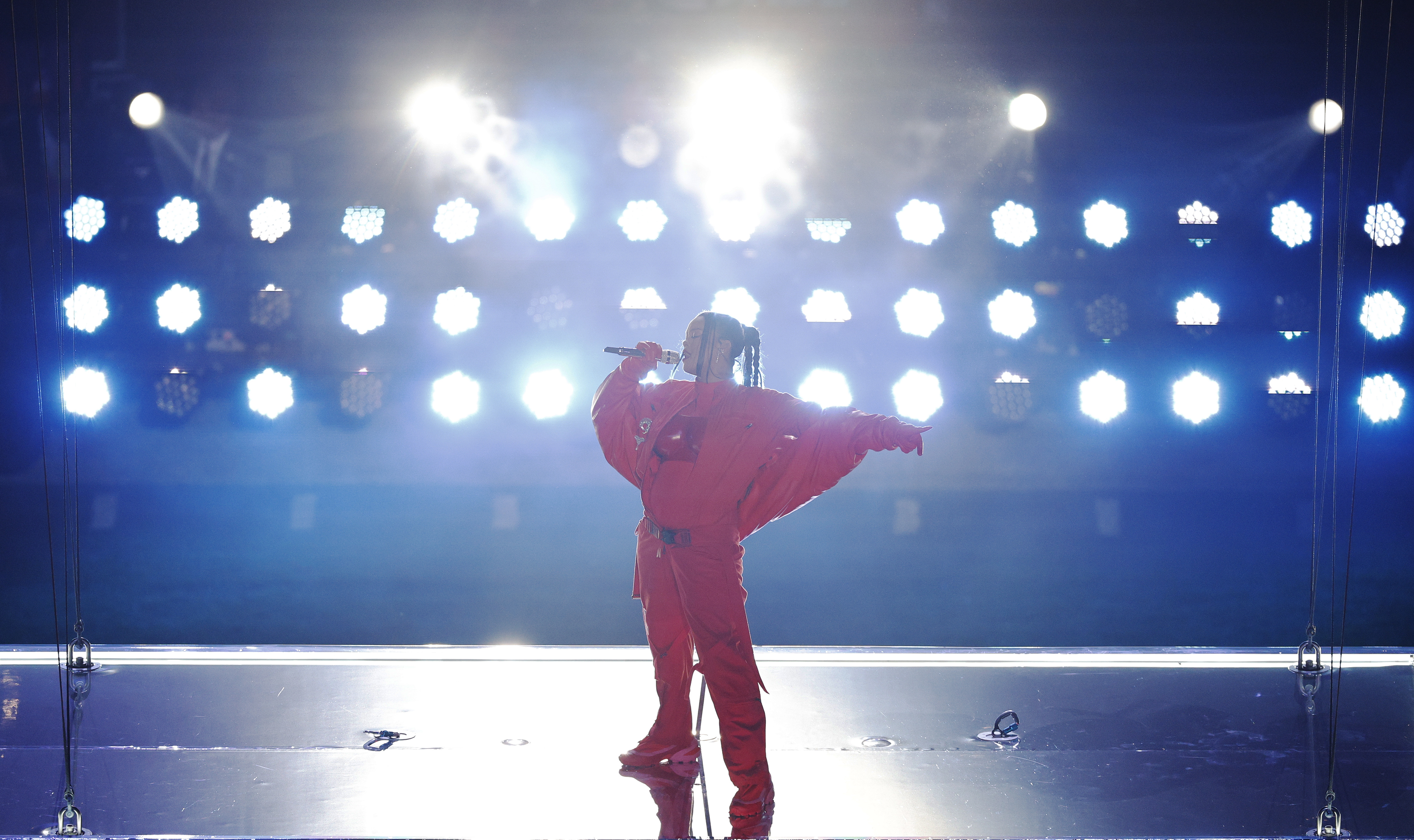Glendale (United States), 12/02/2023.- Barbadian singer Rihanna performs during halftime of Super Bowl LVII between the AFC champion Kansas City Chiefs and the NFC champion Philadelphia Eagles at State Farm Stadium in Glendale, Arizona, 12 February 2023. The annual Super Bowl is the Championship game of the NFL between the AFC Champion and the NFC Champion and has been held every year since January of 1967. (Estados Unidos, Filadelfia) EFE/EPA/JOHN G. MABANGLO