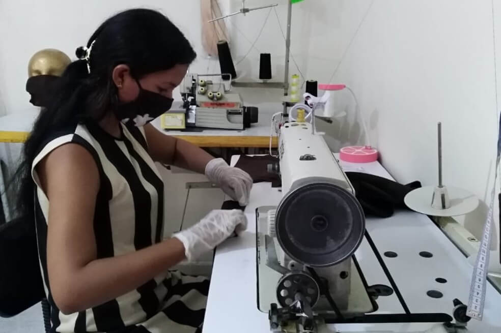 Angélica Ramírez, la mujer que regala tapabocas a las personas vulnerables en Santa Marta