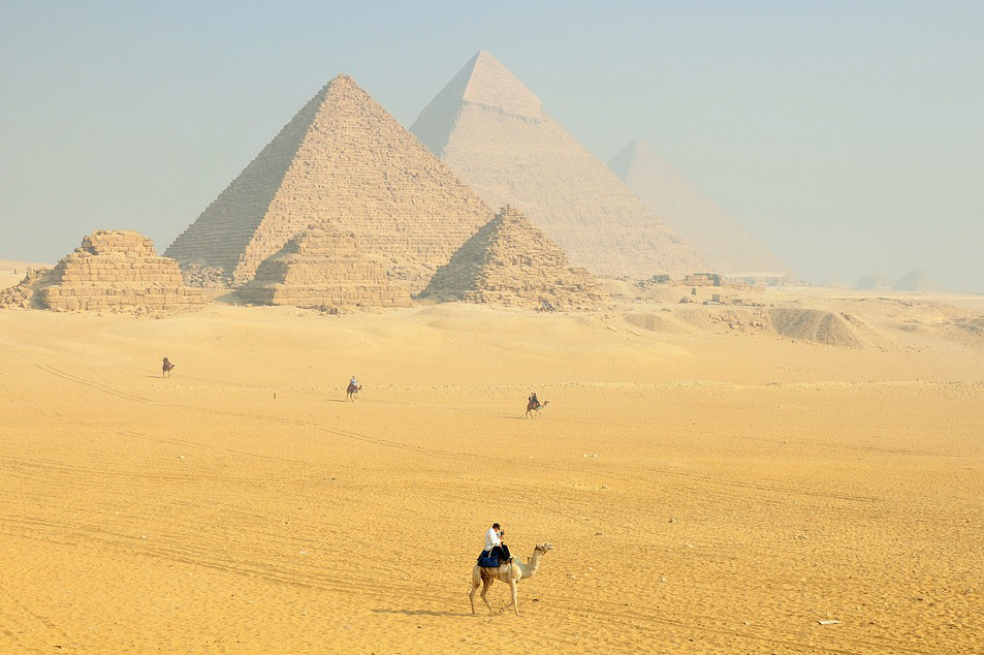 El arte contemporáneo se une a la antigüedad alrededor de las pirámides de Egipto