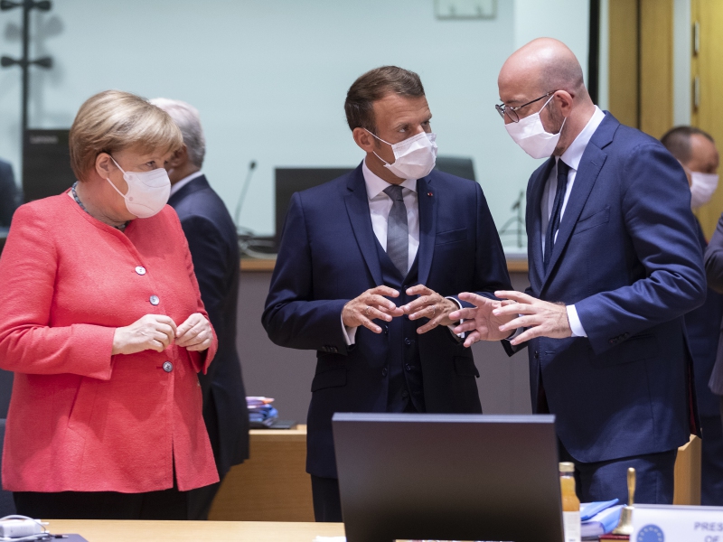 La canciller alemana, Angela Merkel; el presidente francés, Emmanuel Macron, y el presidente del Consejo Europeo, Charles Michel, reunidos en julio de 2020 en plena crisis del coronavirus. / Getty Images