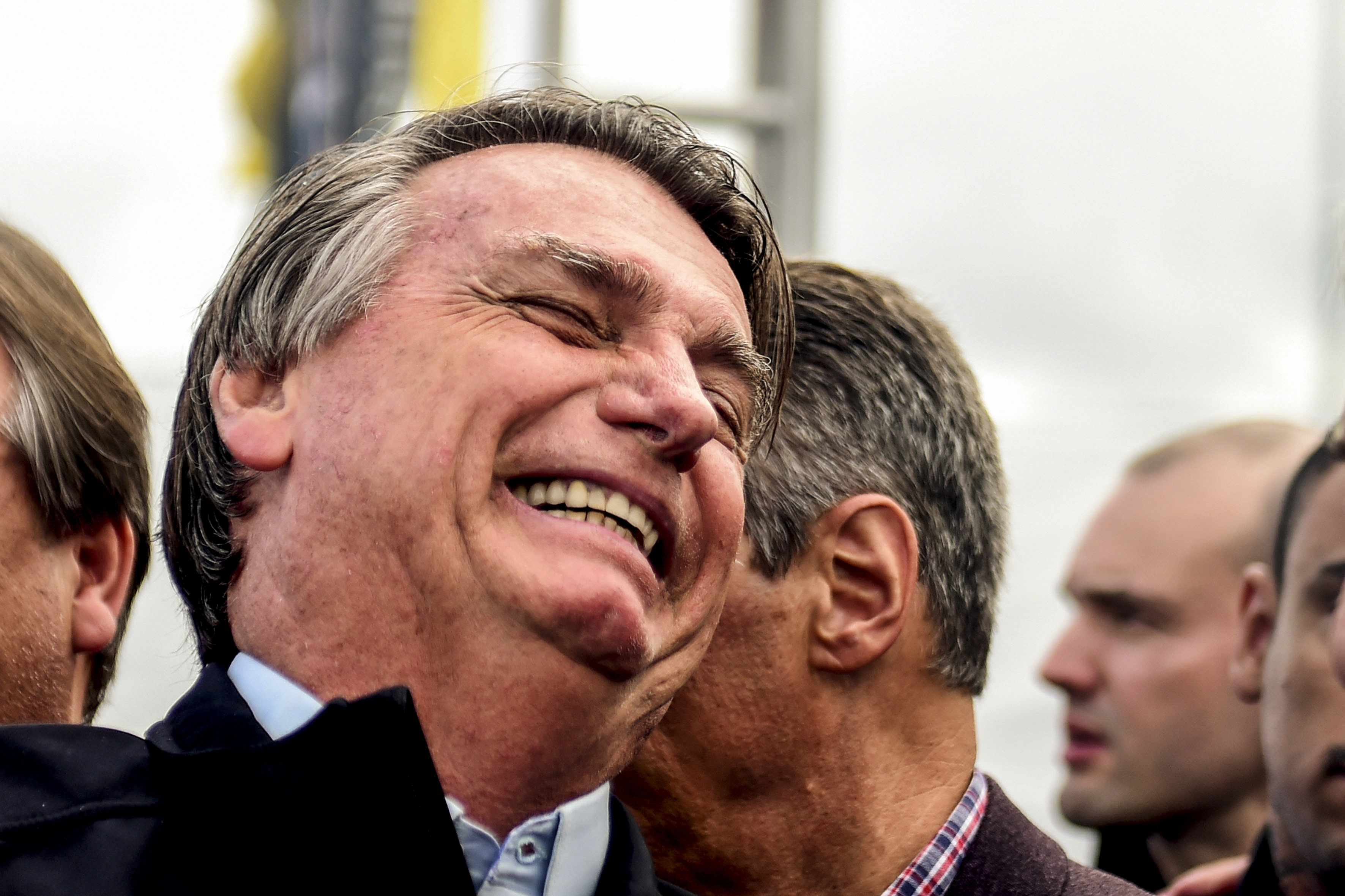Bolsonaro Store: promueven la imagen del expresidente con calendario “topless”