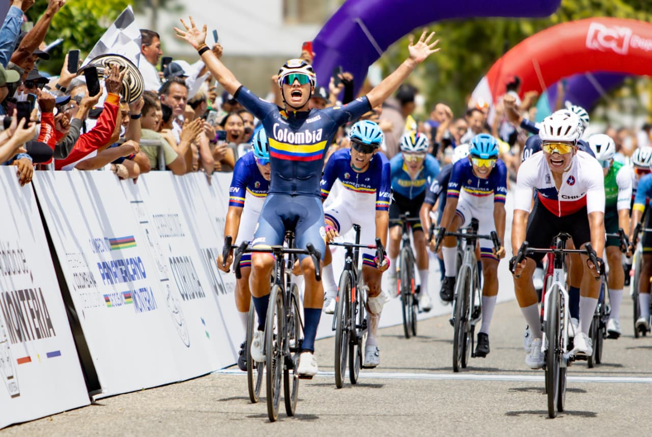 Juan Esteban Sánchez celebra su consagración en la prueba de fondo juvenil de los Panamericano de Ruta de Montería 2026.