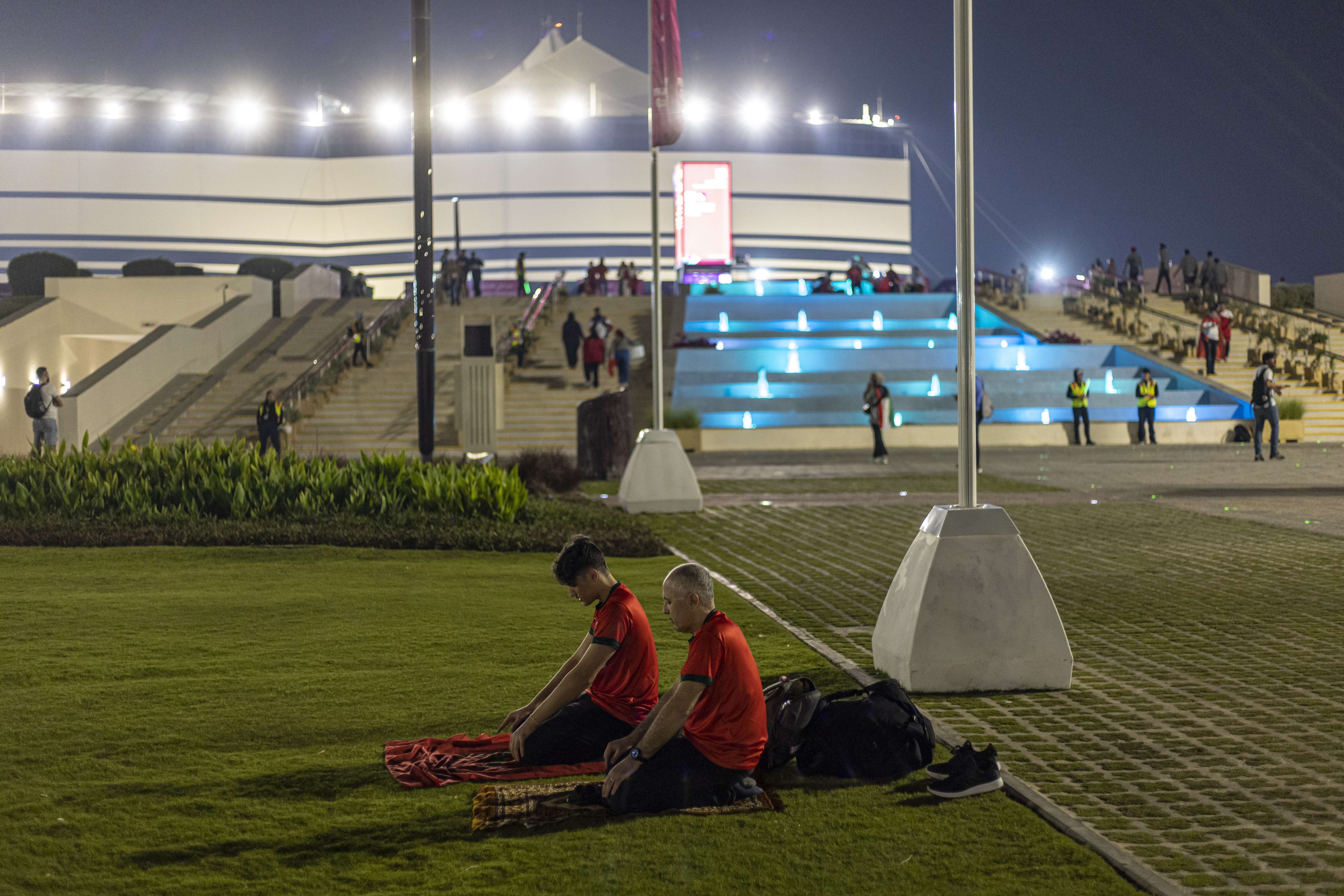 Doha (Qatar), 14/12/2022.- Fans of Morocco pray outside Al Bayt stadium before the FIFA World Cup 2022 semi final soccer match beetween Morocco and France, in Doha, Qatar, 14 December 2022. (Mundial de Fútbol, Francia, Marruecos, Catar) EFE/EPA/MARTIN DIVISEK