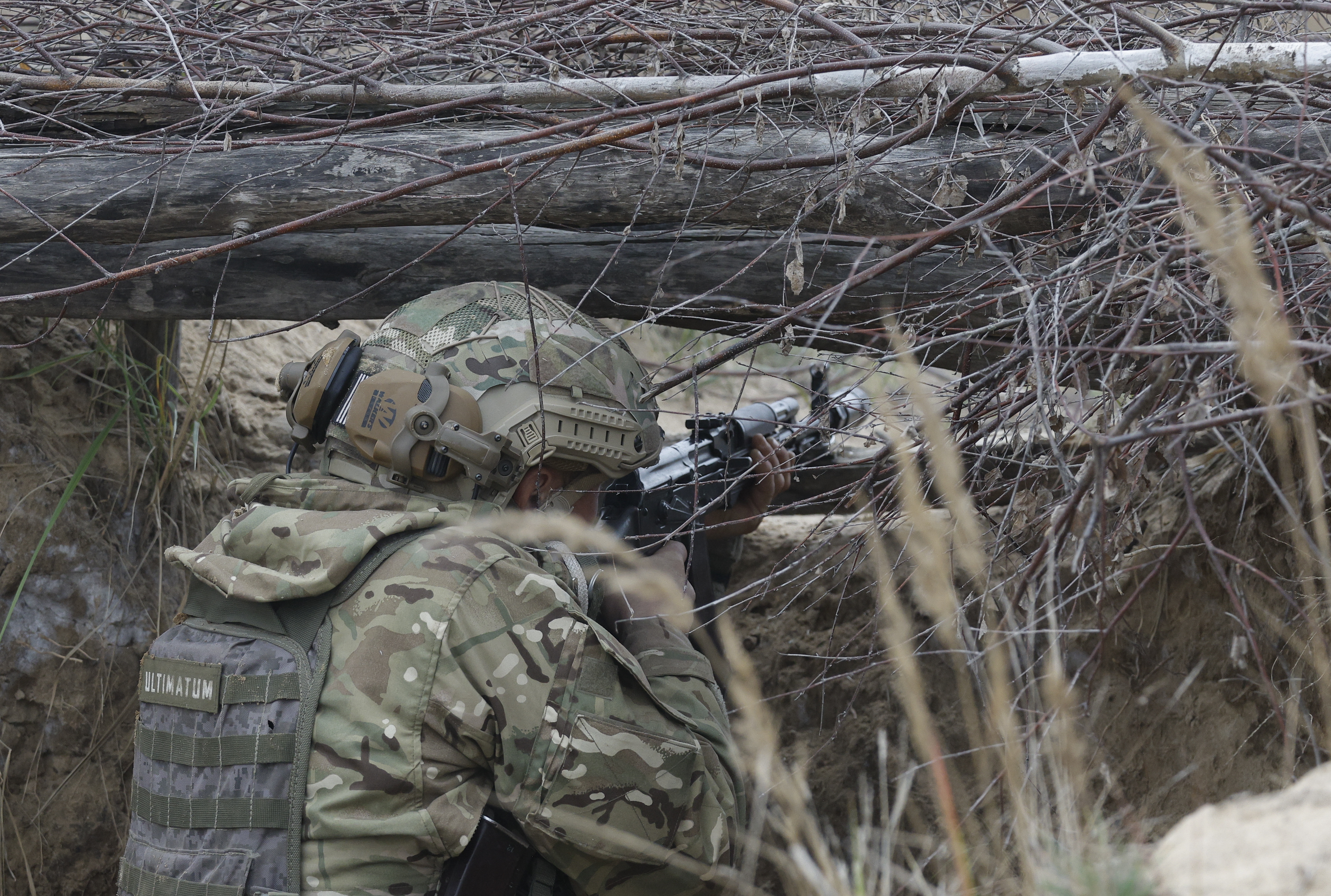 Undisclosed (Ukraine), 01/11/2023.- A Ukrainian serviceman from the assault brigade 'Bureviy' (Hurricane), a unit of the Ukrainian National Guard, aims his weapon during military training ahead of their deployment to the frontline, at a shooting range north of Kyiv, Ukraine, 01 November 2023 (issued 02 November 2023), amid the Russian invasion. The 'Bureviy' is one of the nine assault brigades part of Ukraine's 'Offensive Guard'. The Ministry of Internal Affairs of Ukraine announced in February 2023 the formation of assault brigades, which can be joined by volunteers, aimed at strengthening Ukraine's defense and 'liberating the occupied territories' from Russian forces. Russian troops entered Ukrainian territory in February 2022, starting a conflict that has provoked destruction and a humanitarian crisis. (Rusia, Ucrania, Kiev) EFE/EPA/SERGEY DOLZHENKO