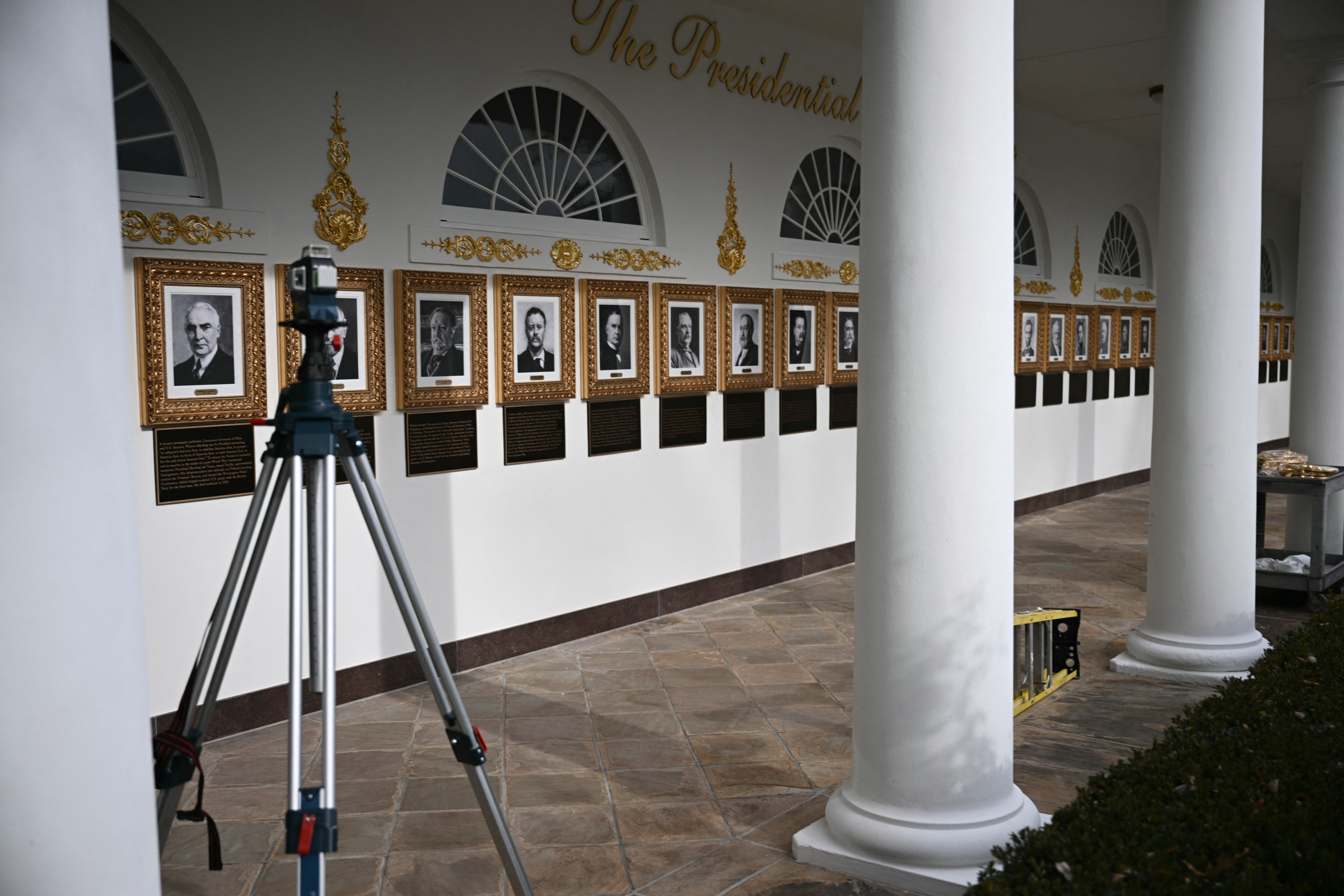 Trump añade placas controvertidas en la Casa Blanca con pullas directas a Biden y Obama