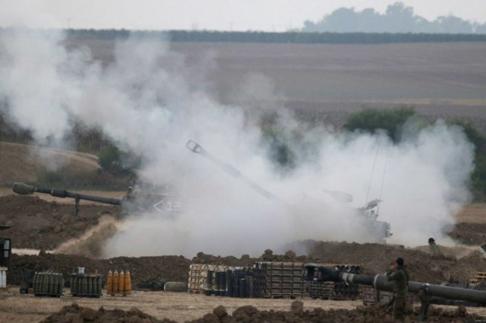 Artillería israelí lanza un proyectil hacía Gaza desde la Frontera/ AFP 