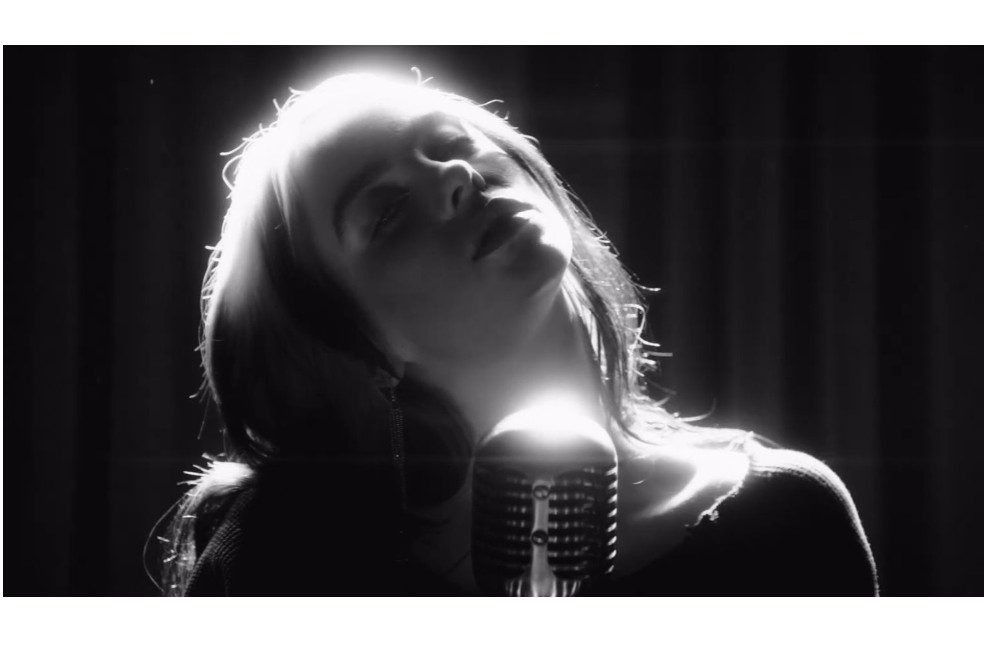 Billie Eilish lanza el video de “No time to die”, su tema para James Bond