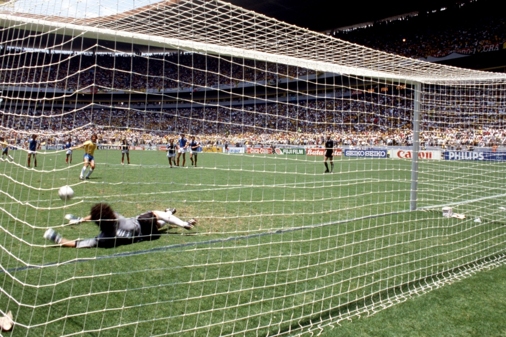Zico en la partido ante Francia, en México 1986