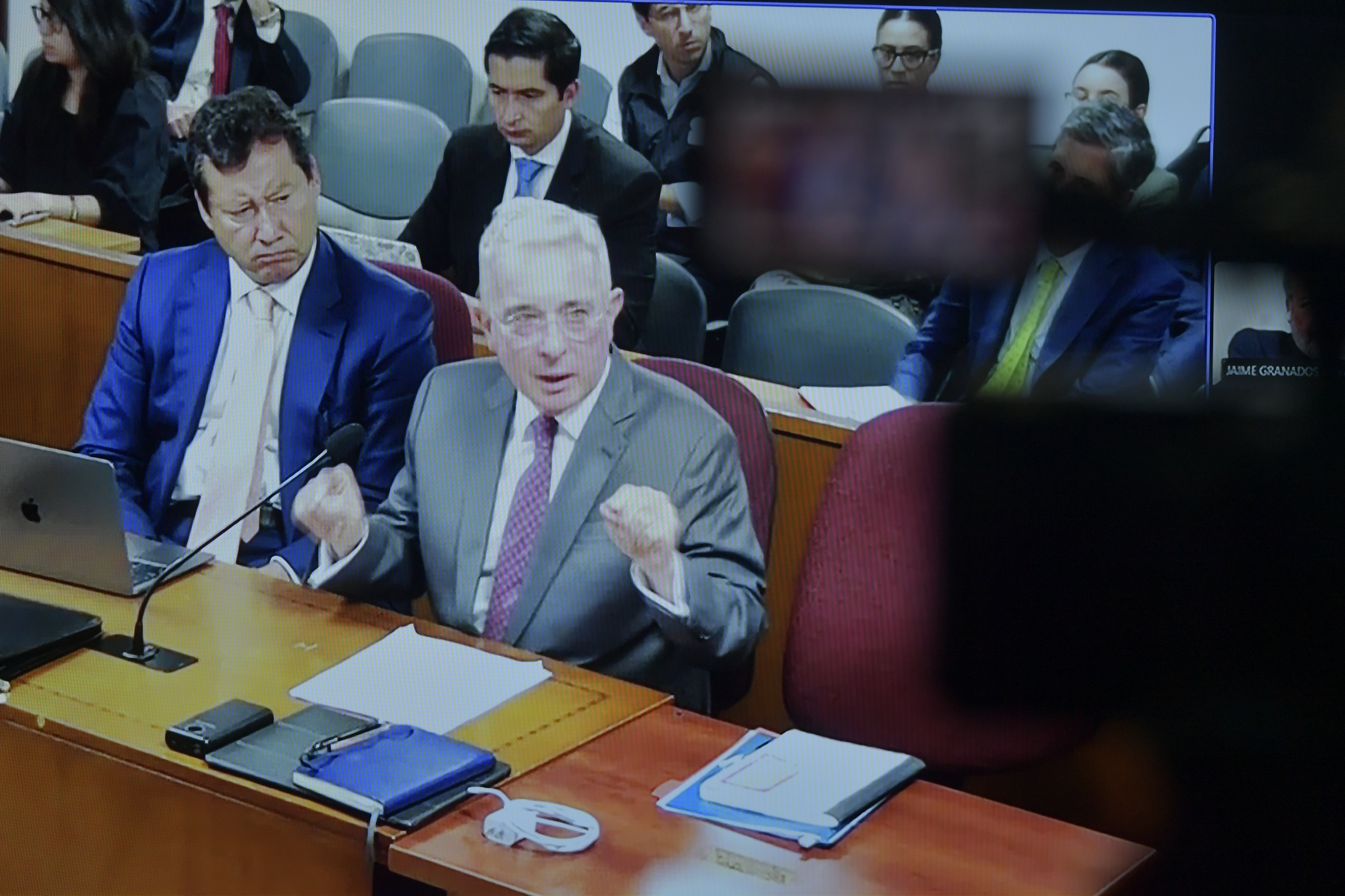 El fallo no cierra el debate: ¿fueron legales las escuchas a Uribe?