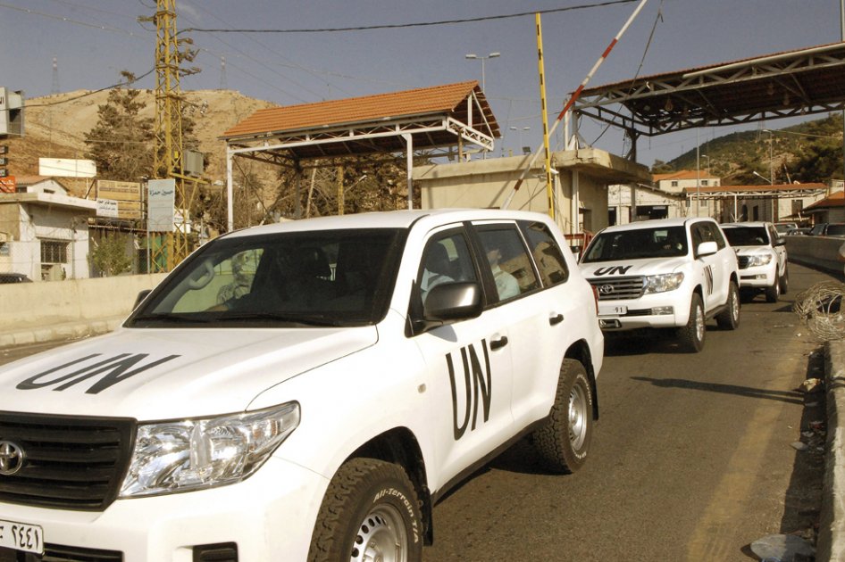 Un convoy de vehículos de la ONU, en los que viajan los inspectores que investigan el empleo de armas químicas en Siria, entra a Líbano desde Siria por el puesto de control fronterizo de Masnaa./ EFE