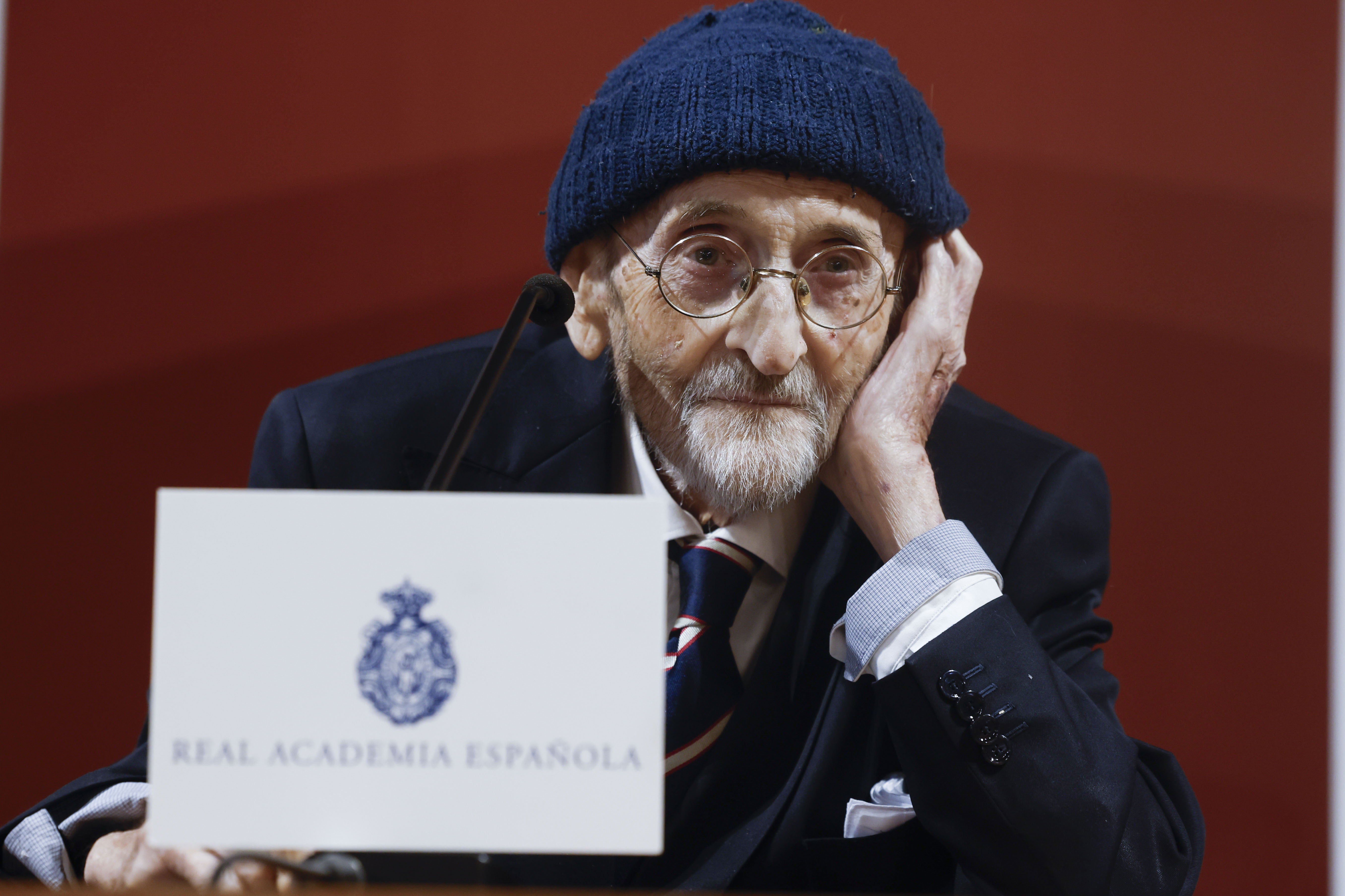 Ganador del Premio Cervantes podría no asistir a la gala por problemas de salud