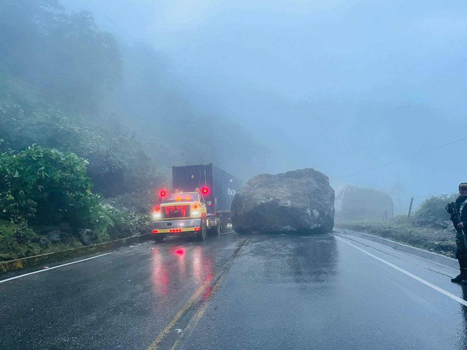 Por caída de enorme roca se encuentra bloqueada la vía de Medellín hacia la costa