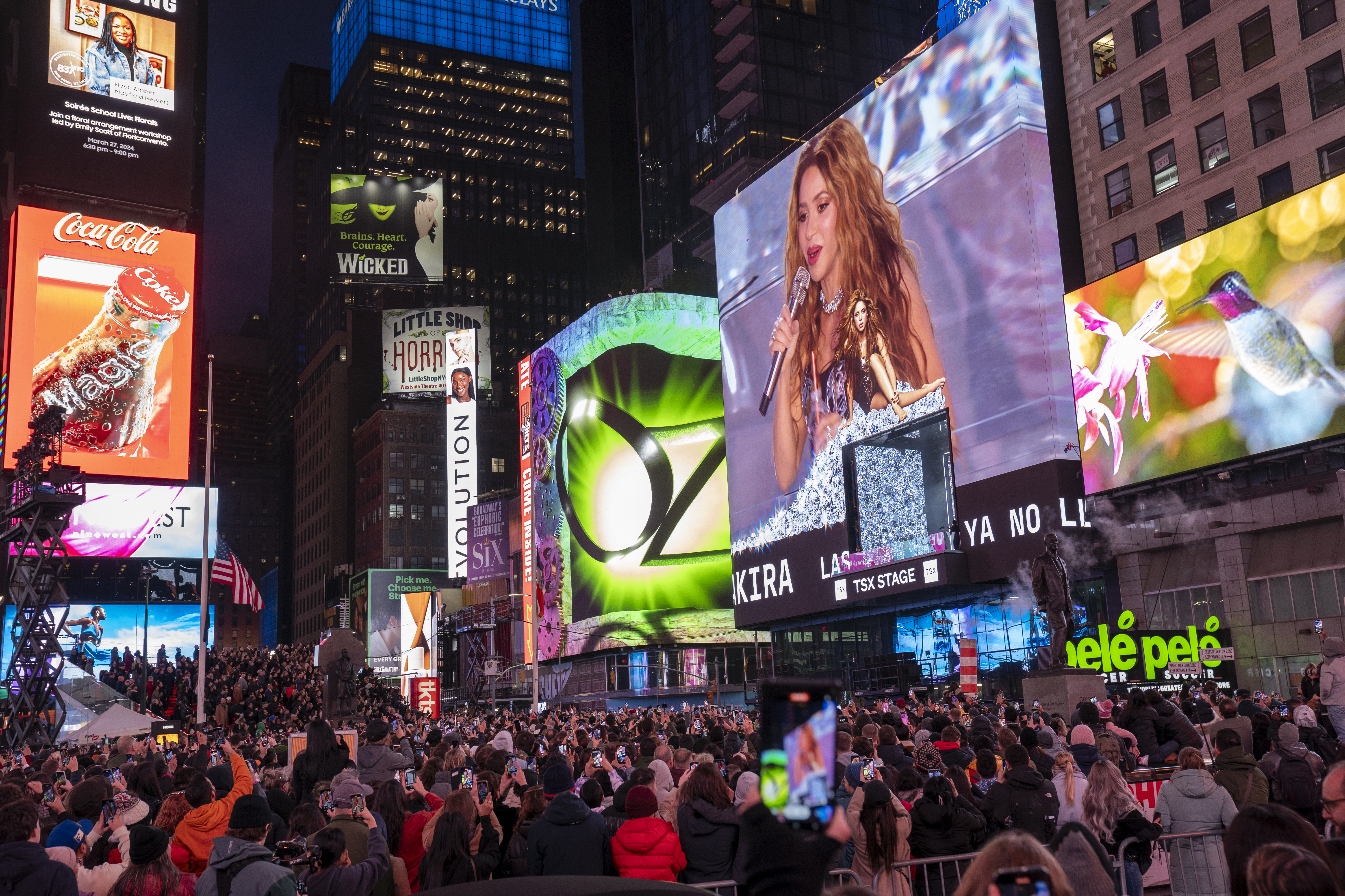 AME2867. NUEVA YORK (ESTADOS UNIDOS), 26/03/2024.- Personas se reúnen para ver la presentación gratuita que ofrece la cantante colombiana Shakira este martes en Times Square, Nueva York (EE.UU.). La cantante colombiana Shakira paralizó hoy Times Square donde convocó a miles de personas, en su mayoría jóvenes de diversos países, a un concierto gratuito para presentar su nuevo disco "Las mujeres ya no lloran", que anunció poco antes del evento a través de sus redes sociales. EFE/Ángel Colmenares