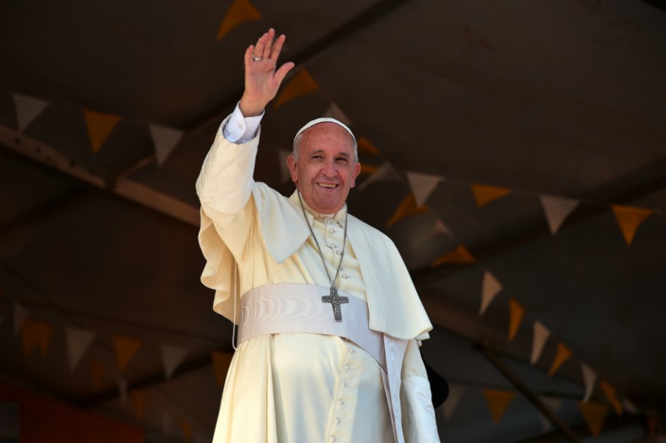 Papa finaliza su gira en barrio más pobre de Paraguay