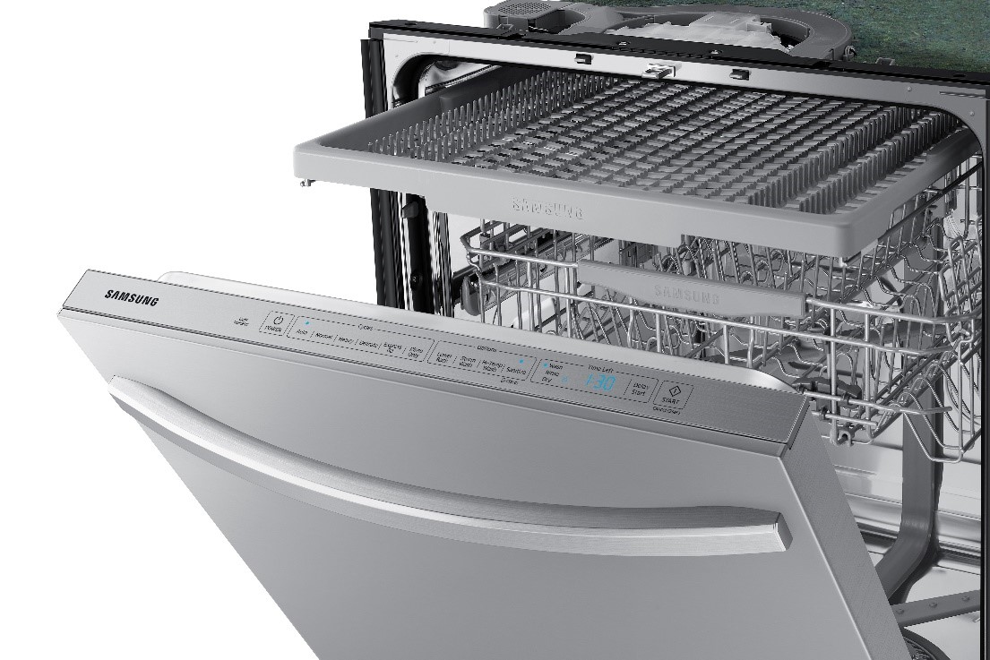 El tercer rack proporciona espacio adicional para cargar utensilios y cubiertos.