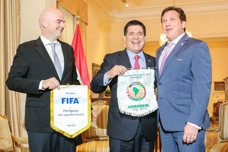 Infantino comparte su afición al fútbol en Asunción con el presidente de Paraguay