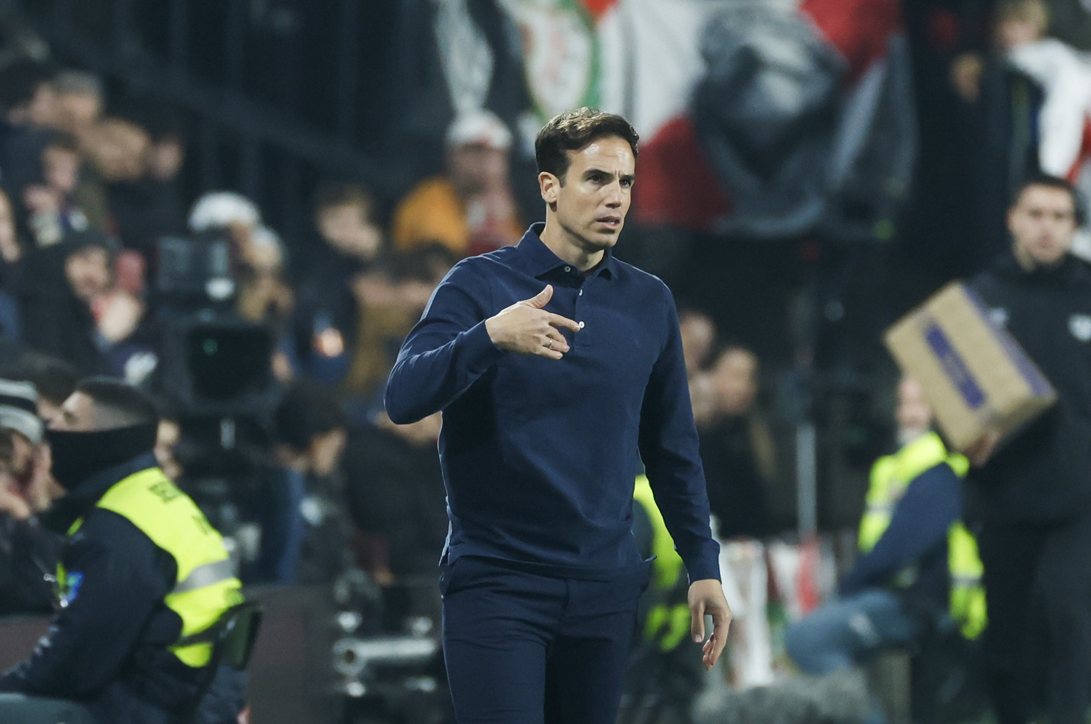 MADRID, 14/12/2024.- El entrenador del Rayo Iñigo Pérez durante el encuentro correspondiente a la jornada 17 de Laliga EA Sports que disputan hoy sábado Rayo Vallecano y Real Madrid en el estadio de Vallecas, en Madrid. EFE / Juanjo Martín.
