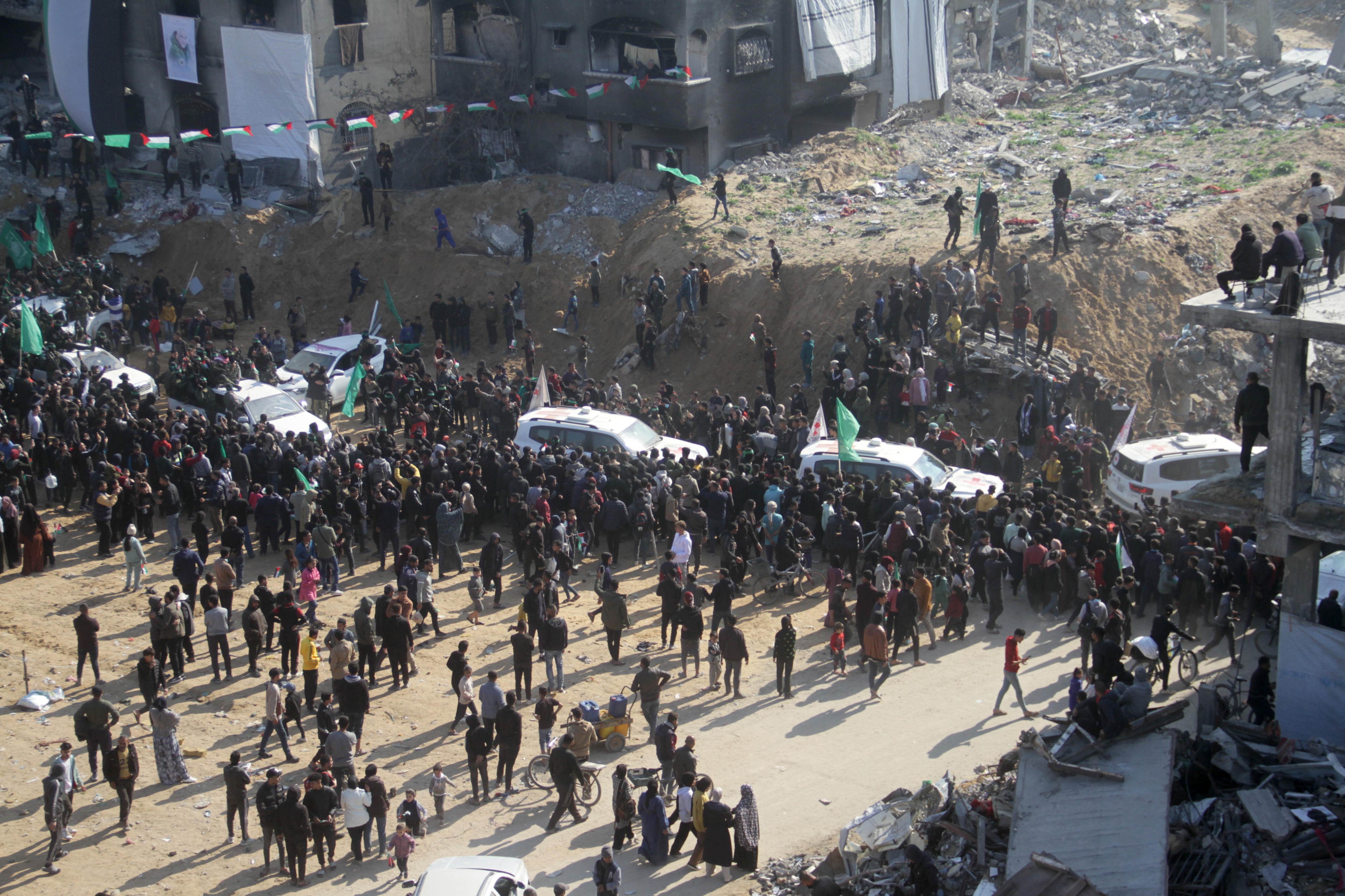 Gaza (-), 30/01/2025.- Vehicles belonging to the International Committee of the Red Cross (ICRC) involved in the hostage release, move through the crowds during the release of Israeli hostage Agam Berger in the Jabaliya neighborhood of northern Gaza, 30 January 2025. Israel's military stated on 30 January that Israeli returning hostage, soldier Agam Berger, was on her way to an initial reception point in southern Israel to be reunited with her family. Hamas is set to free eight hostages on the day, with Israel releasing 110 Palestinian prisoners in exchange. This marks the third such exchange in the first phase of an Israeli-Hamas hostage release and ceasefire deal implemented on 19 January 2025. EFE/EPA/MAHMOUD ZAKI -- BEST QUALITY AVAILABLE