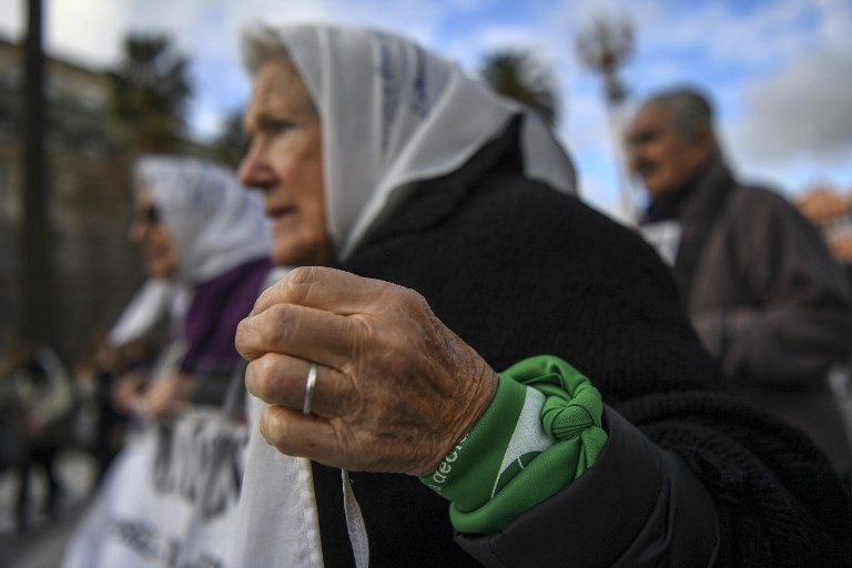 El pañuelo verde por el derecho al aborto, nuevo ícono en Argentina