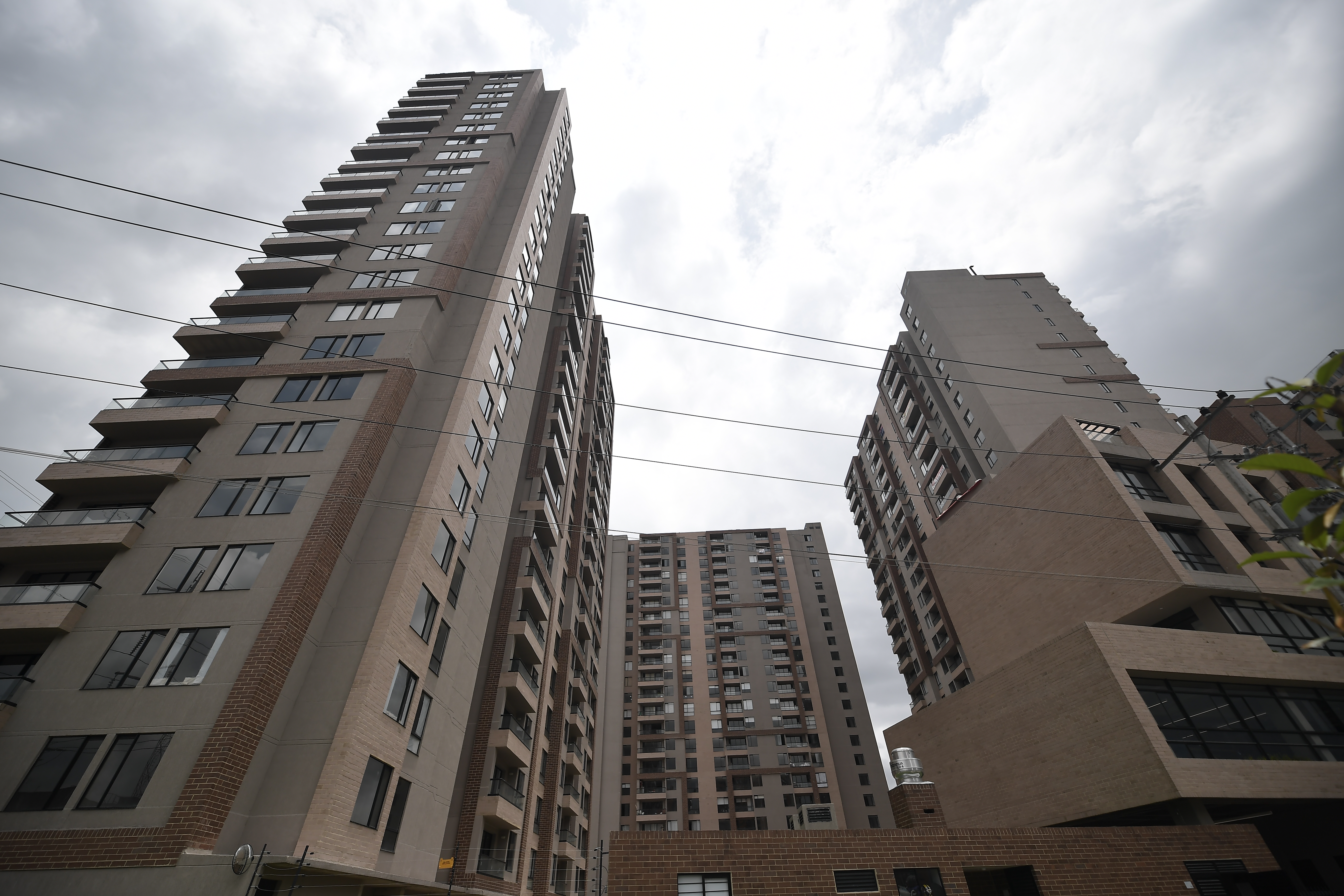 De las casas familiares a los apartamentos, así se viene encogiendo Bogotá