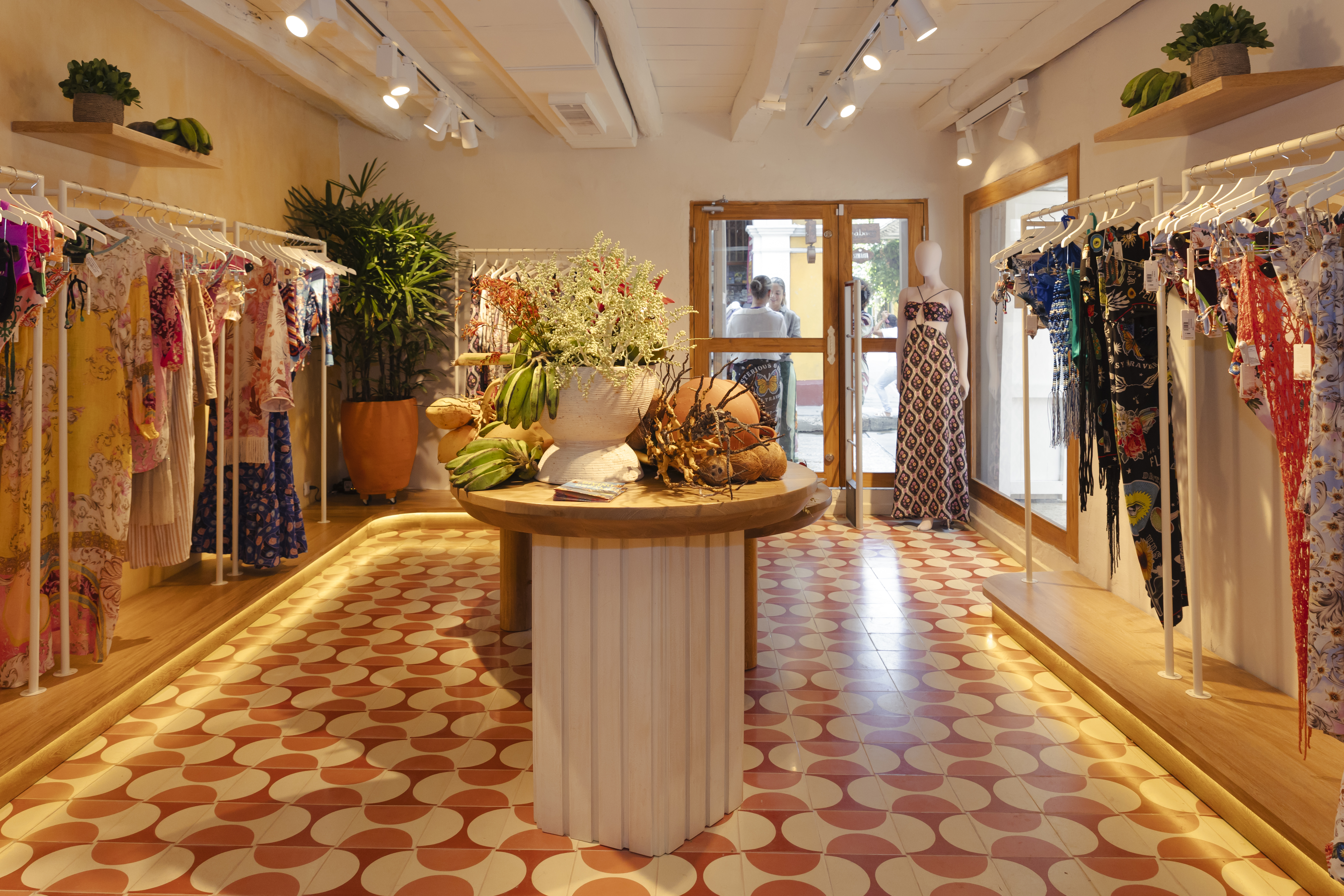 Agua Bendita abre su nueva Flagship Store en Cartagena y presenta su colección Resort 2024 Diving Into Dreams