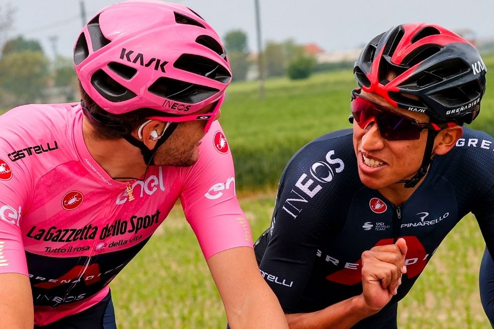 Egan Bernal con Filippo Ganna, líder parcial de la carrera y gregario del colombiano en Ineos.