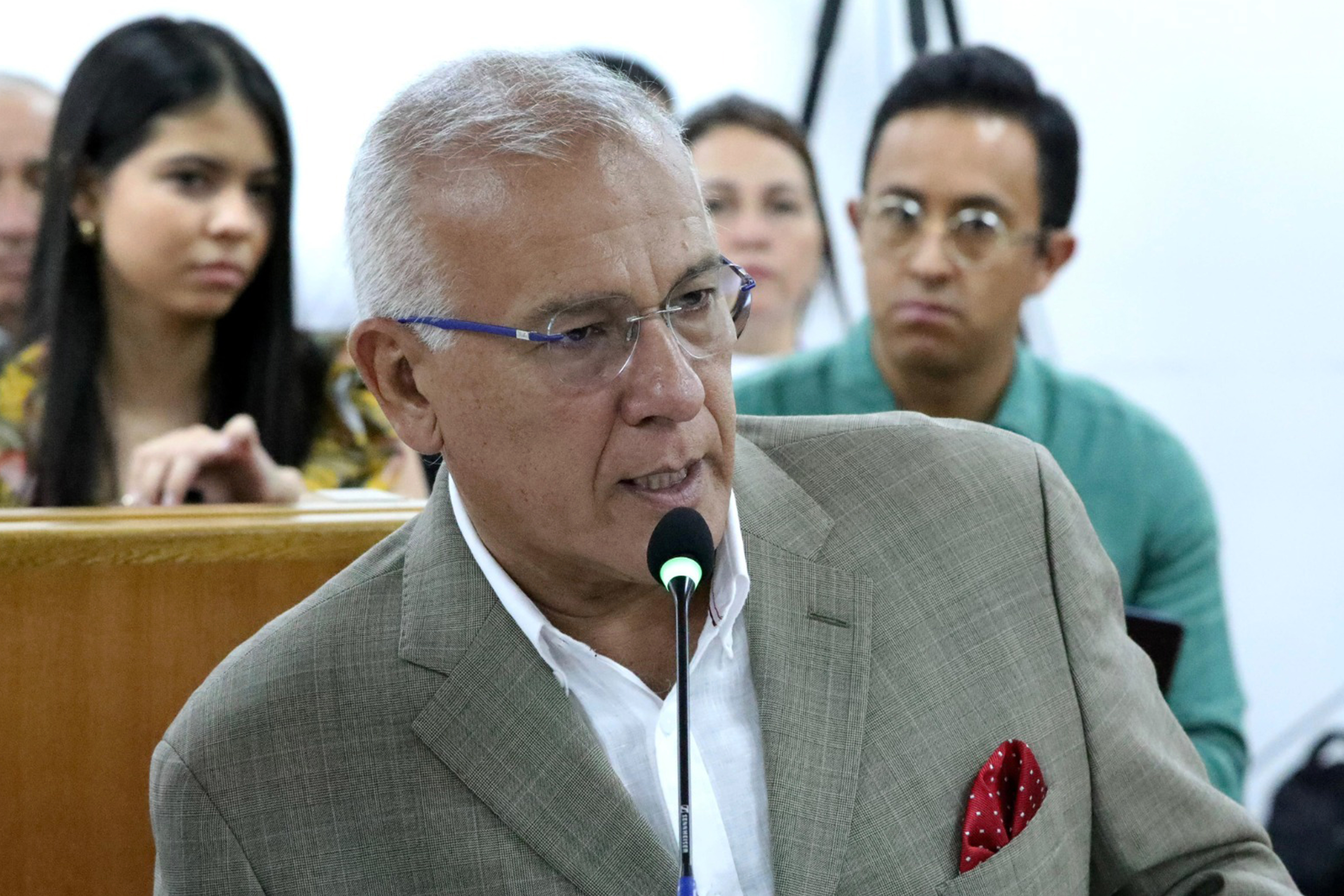 VAL400 VALLEDUPAR (COLOMBIA), 19/09/2024.- Fotografía cedida hoy por la Jurisdicción Especial para la Paz (JEP) del coronel (r) Publio Hernán Mejía Gutiérrez mientras habla este jueves, durante una audiencia en Valledupar (Colombia). El juicio contra el coronel retirado del Ejército colombiano Publio Hernán Mejía, acusado de crímenes de guerra y de lesa humanidad, el primero en la Jurisdicción Especial para la Paz (JEP), comenzó ayer miércoles en Valledupar, en el caribe colombiano. EFE/ Jurisdicción Especial para la Paz /SOLO USO EDITORIAL SOLO DISPONIBLE PARA ILUSTRAR LA NOTICIA QUE ACOMPAÑA (CRÉDITO OBLIGATORIO)