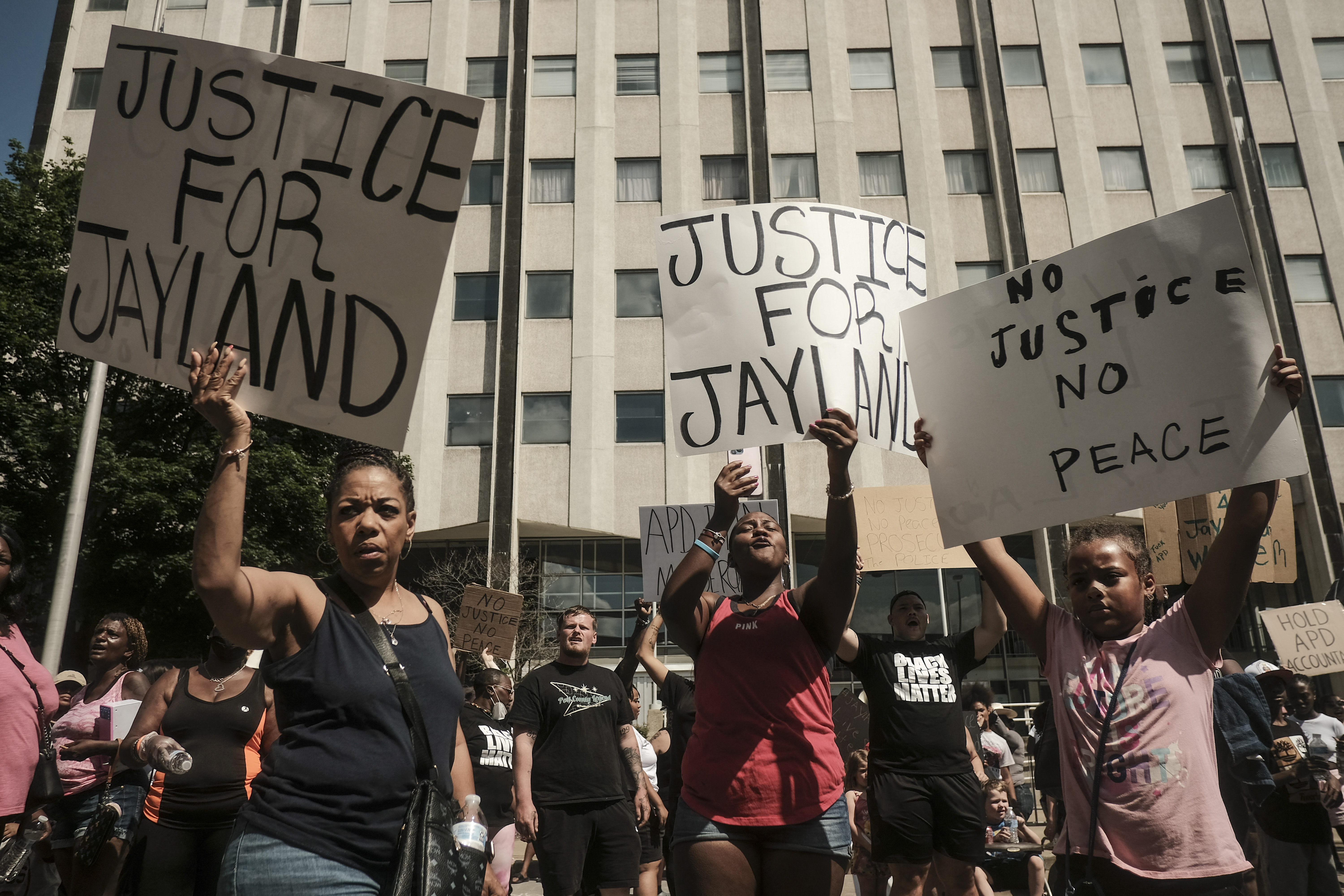 EE. UU.: protestas en Ohio tras muerte de un hombre negro a manos de policías