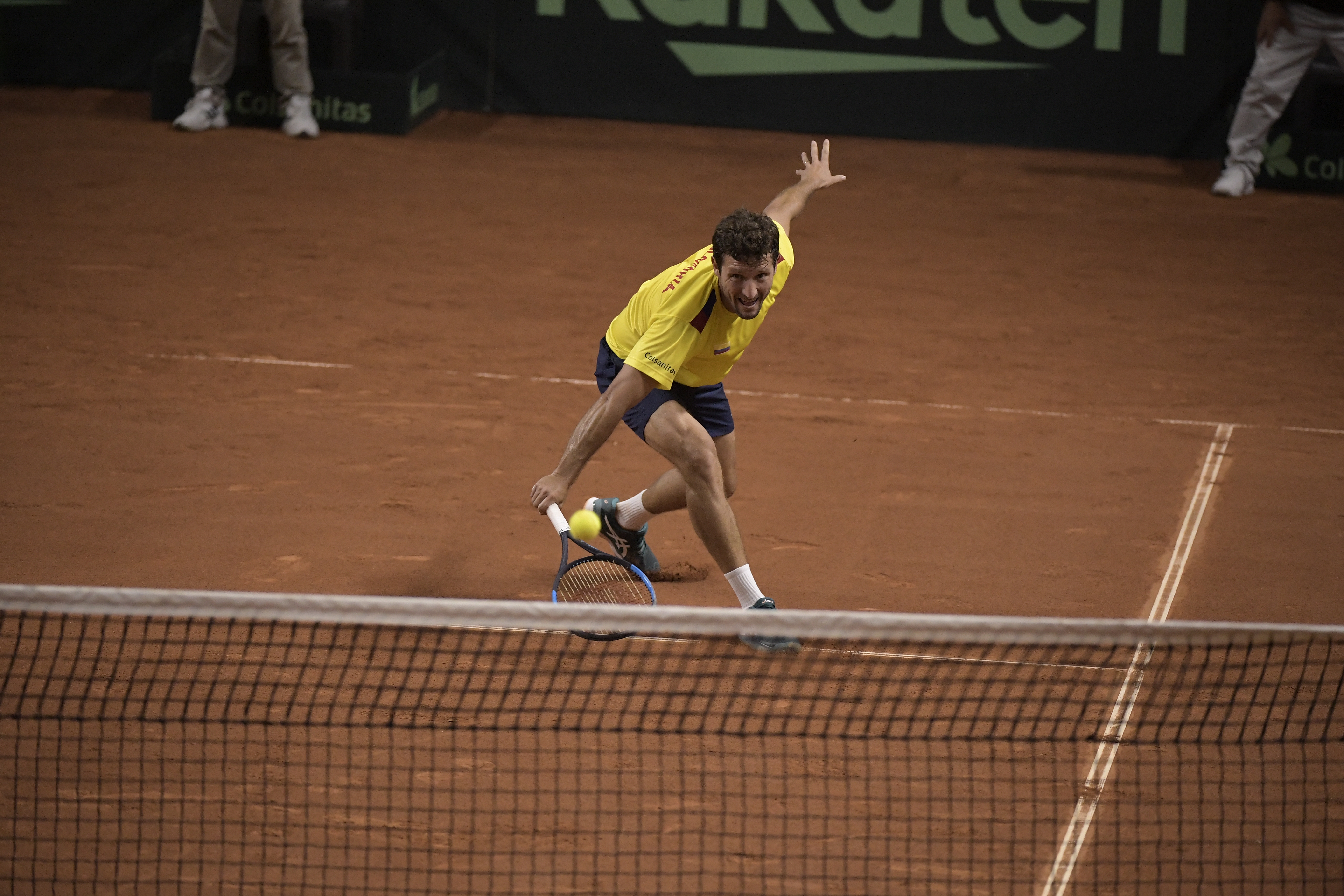 Tenista Colombiano en el partido ante el tenista de Gran Bretaña Cameron Norrie, por el segundo punto del Qualifiers, realizado en Pueblo Viejo Country Club, Cota, Colombia.