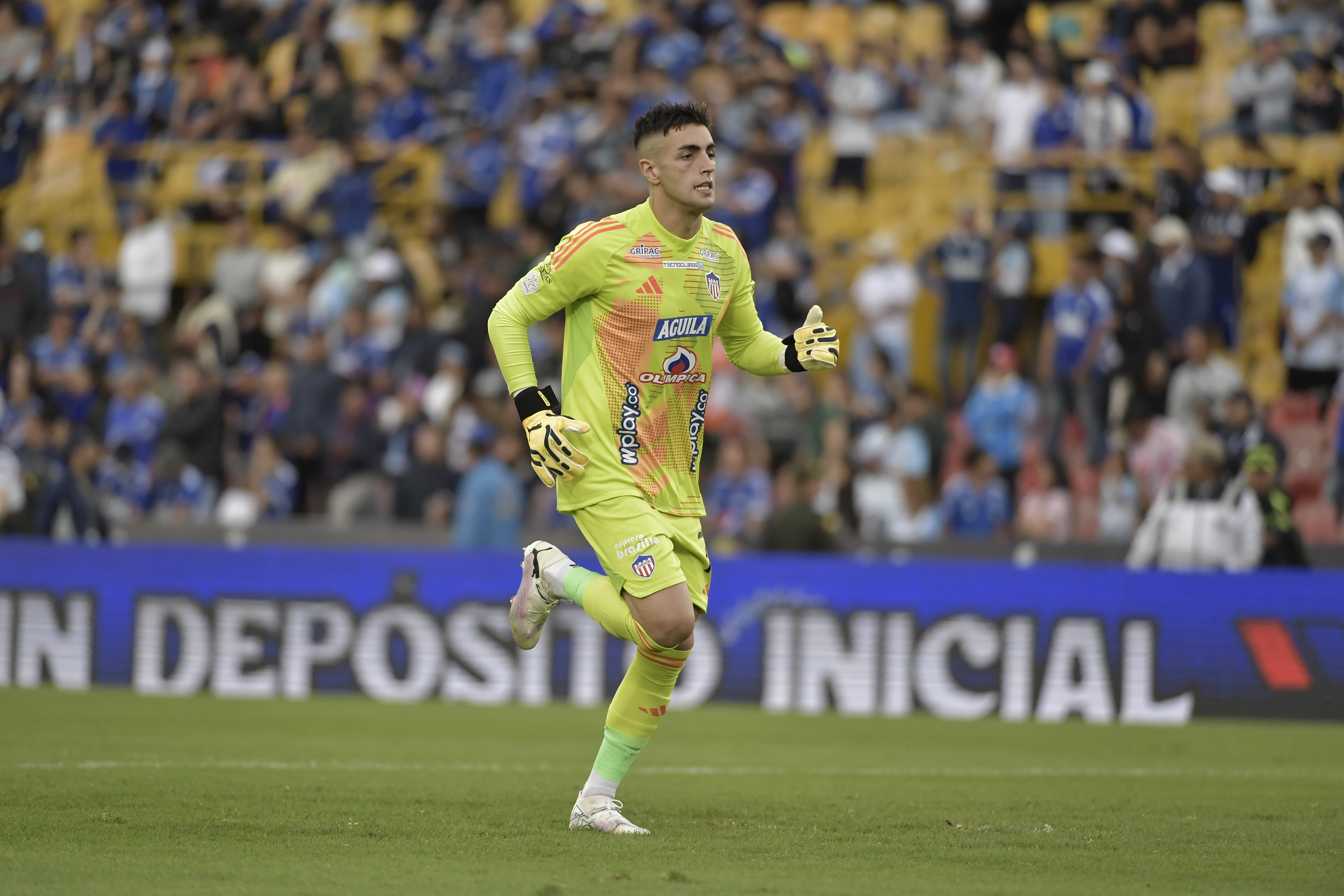 Jugador del Junior de Barranquilla durante el compromiso de cuadrangulares ante Millonarios en el estadio El Campin de la capital