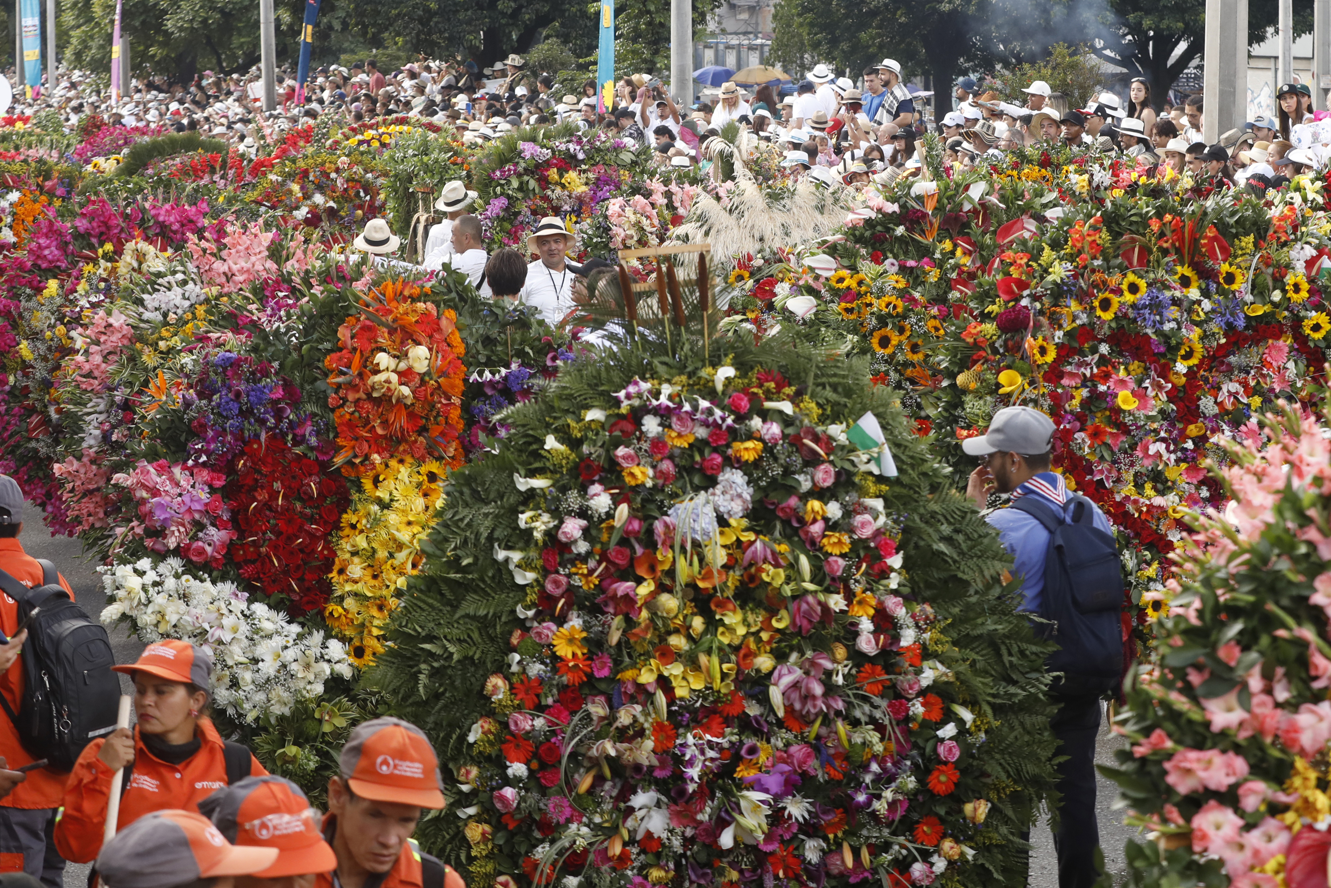 AME9793. MEDELLÍN (COLOMBIA), 11/08/2024.- Silleteros desfilan en la edición 67 del Desfile de Silleteros de la Feria de las Flores este domingo en Medellín (Colombia). Más de 500 silleteros participan del tradicional desfile que se divide en las categorías: tradicional, monumental, emblemática, artística, comercial e infantil. EFE/ Luis Eduardo Noriega Arboleda