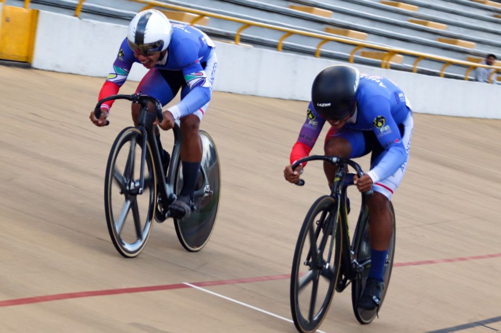 Nicolás Oliveros y Fernando Jaramillo en la final de velocidad de la categoría juvenil.
