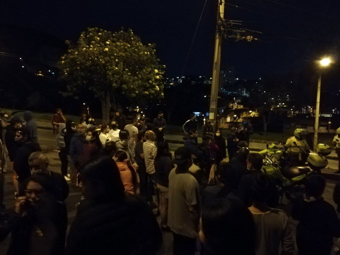 Por albergue temporal, habitantes de Villa de los Alpes protestan en Bogotá