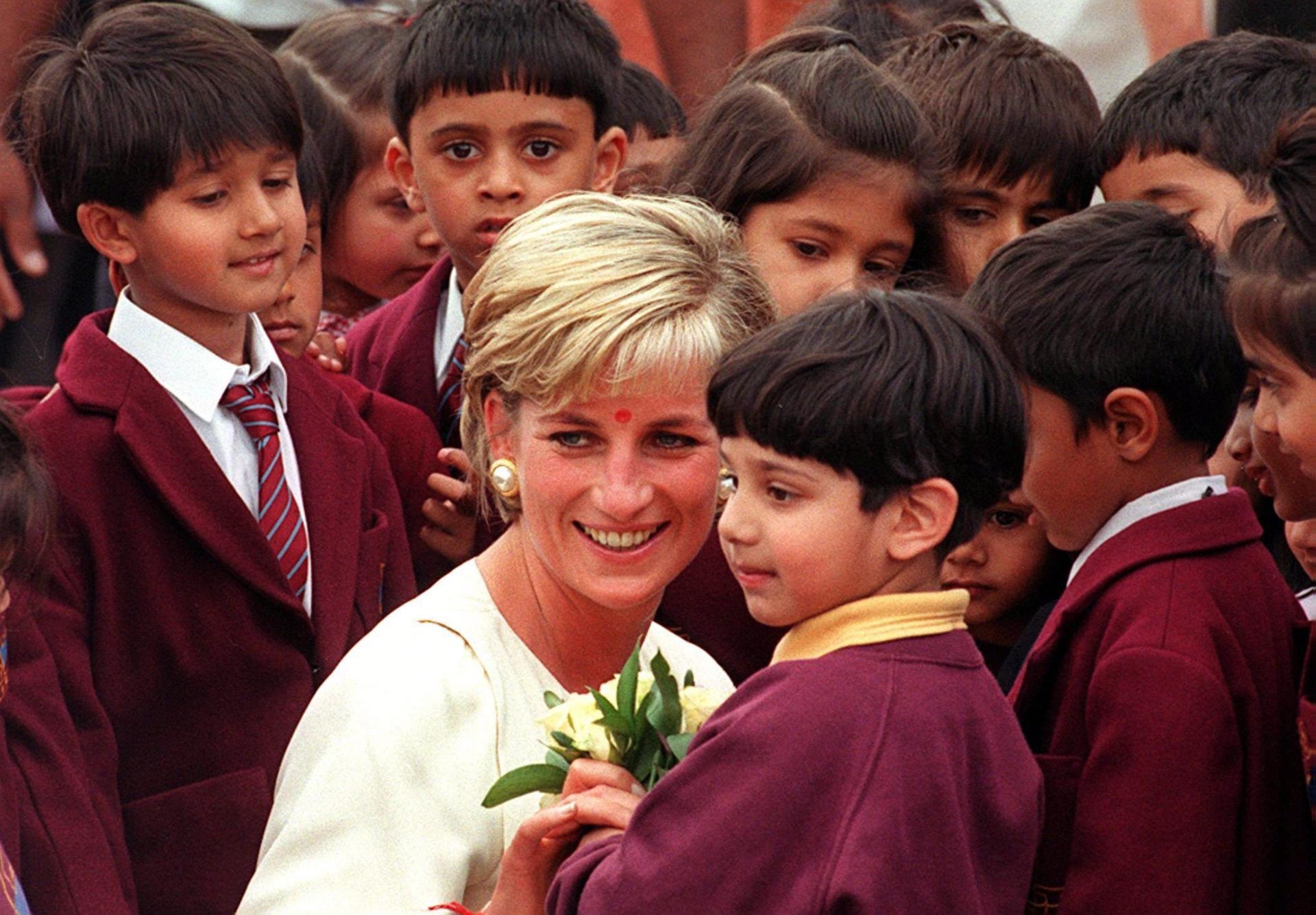Hermano de la princesa Diana visitó su tumba a 28 años de su muerte