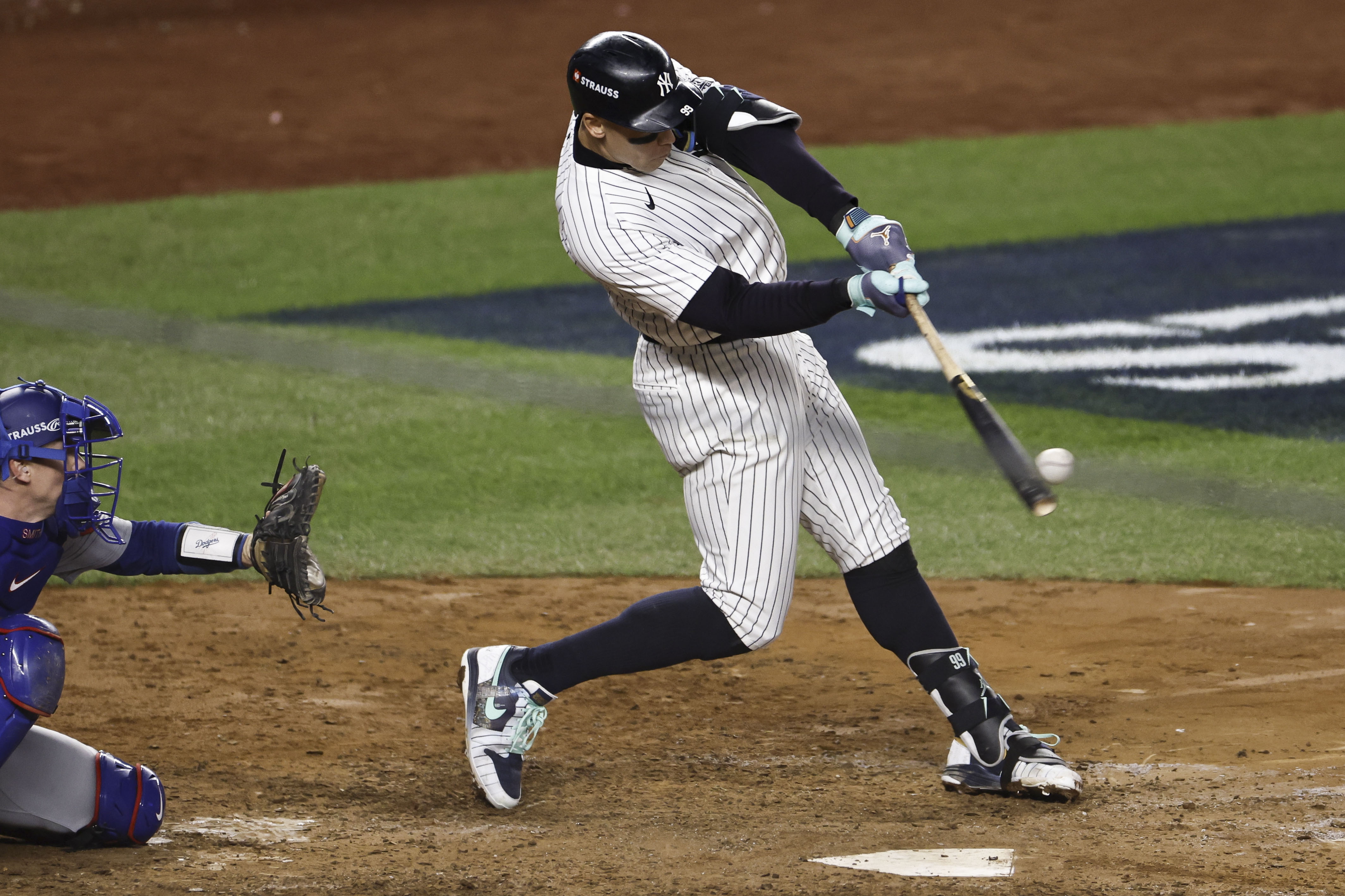 New York (United States), 30/10/2024.- New York Yankees Aaron Judge hits an RBI single during the eighth inning of game four of the Major League Baseball (MLB) World Series between the American League Champion New York Yankees and the National League Champion Los Angeles Dodgers at Yankees Stadium in the Bronx borough of New York, New York, USA, 29 October 2024. The World Series is the best-of-seven games. (Nueva York) EFE/EPA/CJ GUNTHER