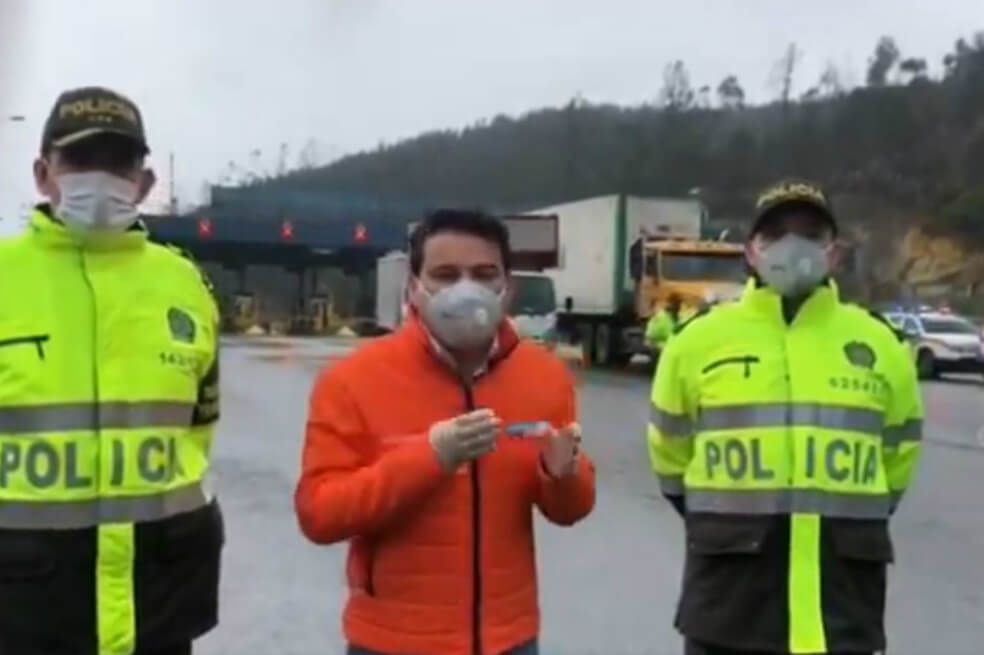 Gobernador de Cundinamarca supervisa salida de vehículos de Bogotá