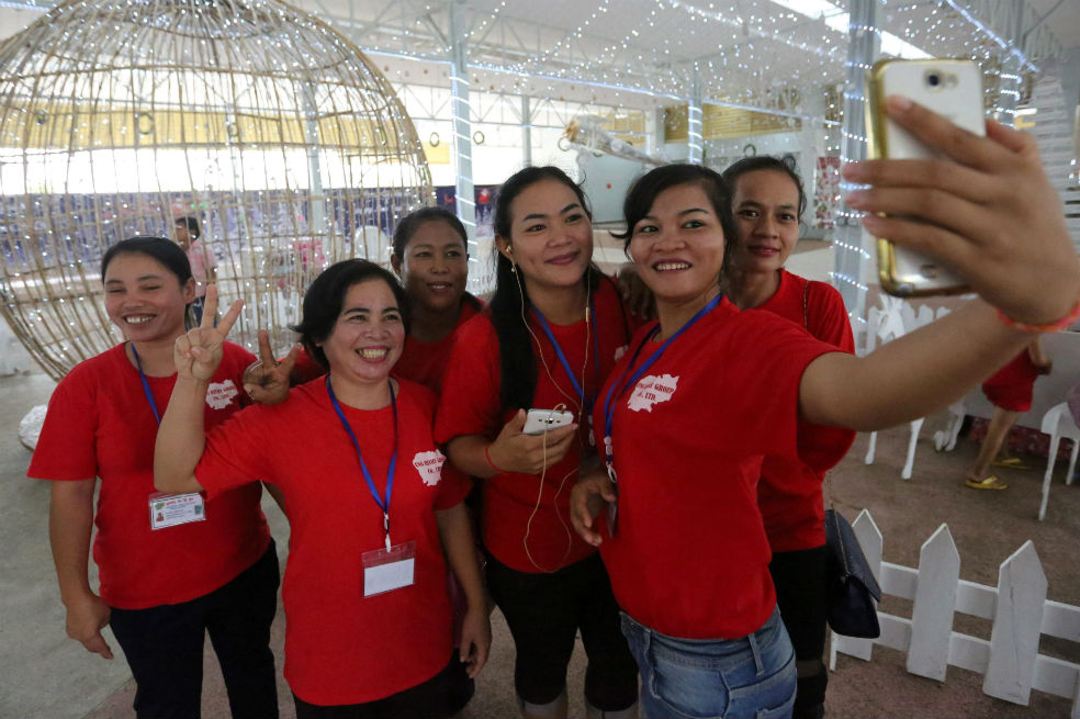 Se alquilan amigos falsos para selfies