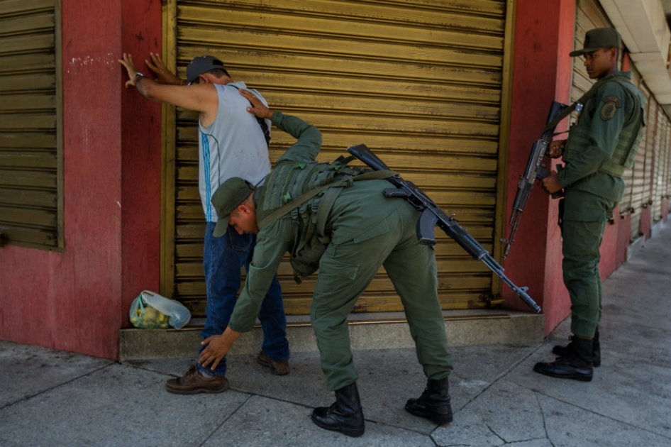Integrantes del ejército venezolano inspeccionan a un transeúnte en las inmediaciones de la Aduana Principal fronteriza entre Colombia y Venezuela. / Foto: EFE