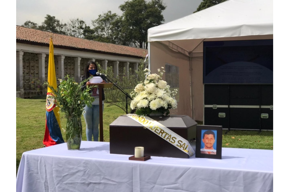 El acto simbólico de entrega del cuerpo de Edilbrando Huertas, previo a la inhumación en el camposanto de Bogotá.