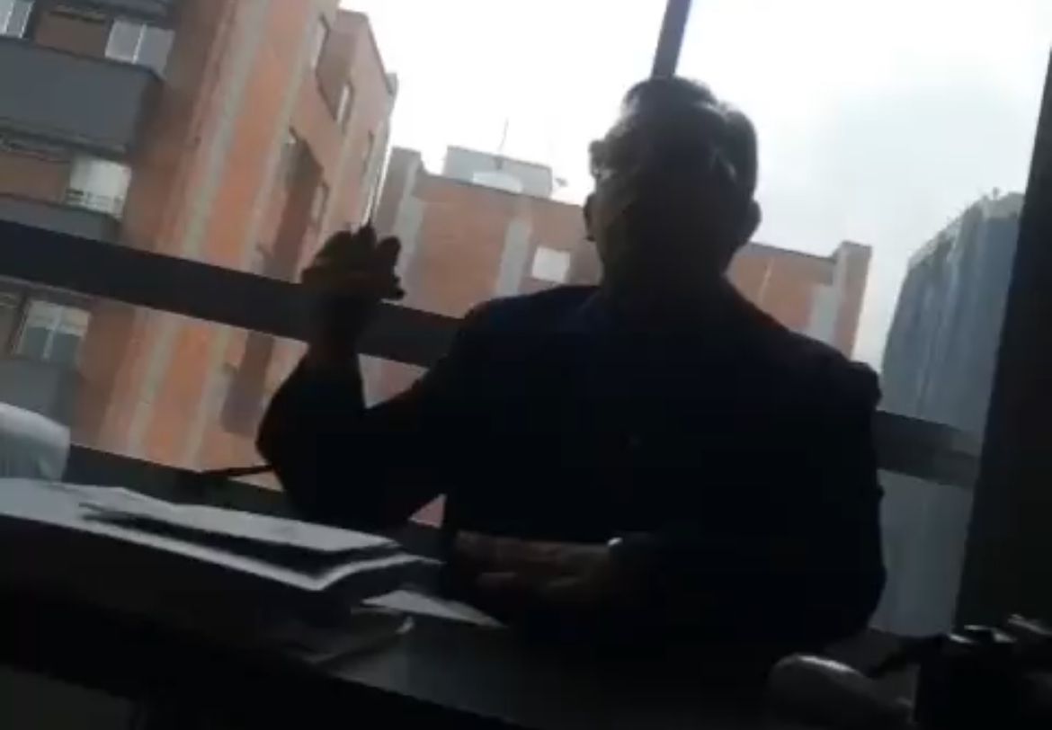 Grabaron a cirujano plástico en Medellín amenazando con un cuchillo a una pareja