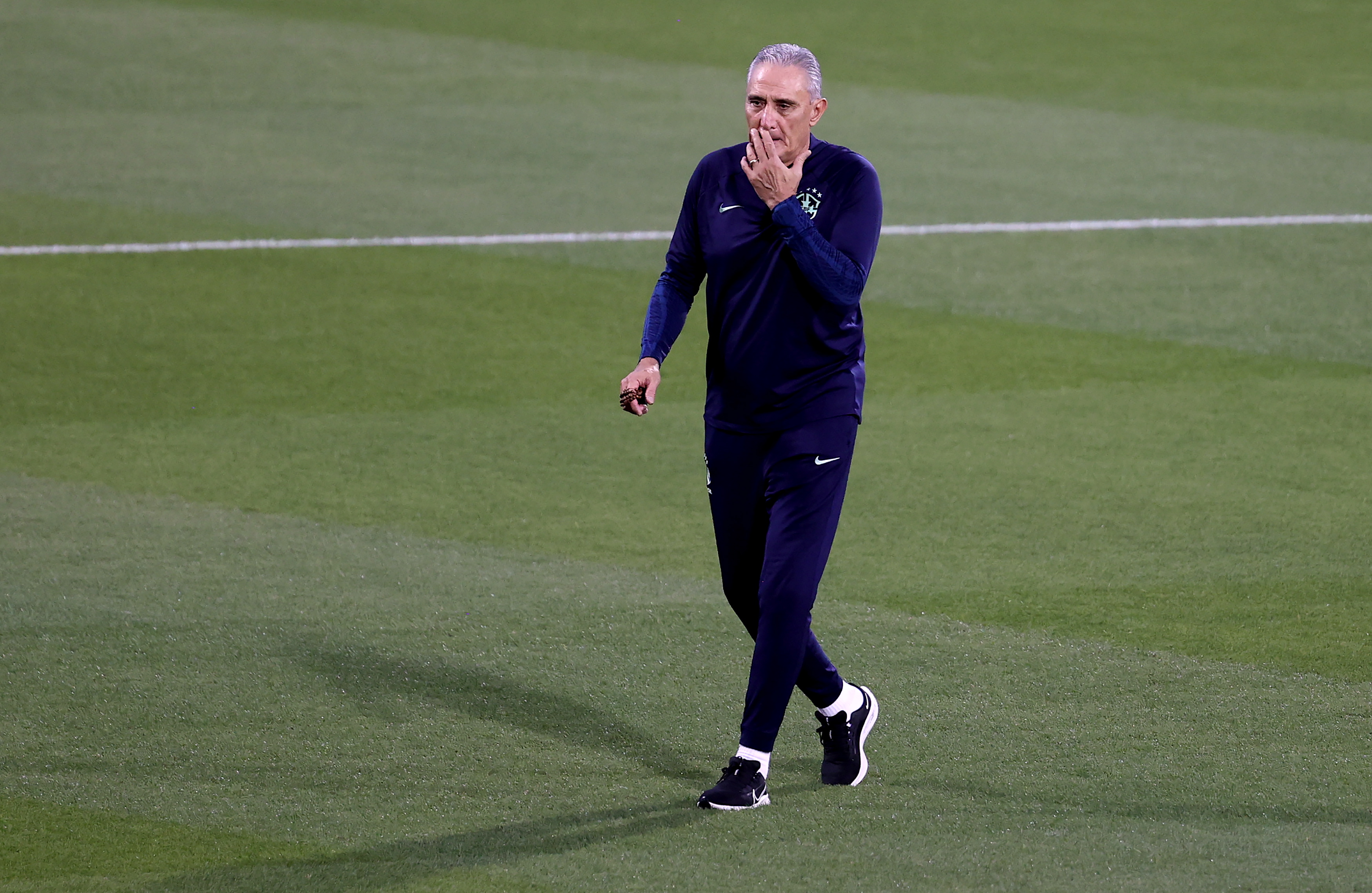 Doha (Qatar), 08/12/2022.- Head coach Tite of Brazil during a training session of the Brazilian team in Doha, Qatar, 08 December 2022. Brazil will face Croatia in the quarter final of the FIFA World Cup 2022 on 09 December. (Mundial de Fútbol, Brasil, Croacia, Catar) EFE/EPA/ABEDIN TAHERKENAREH