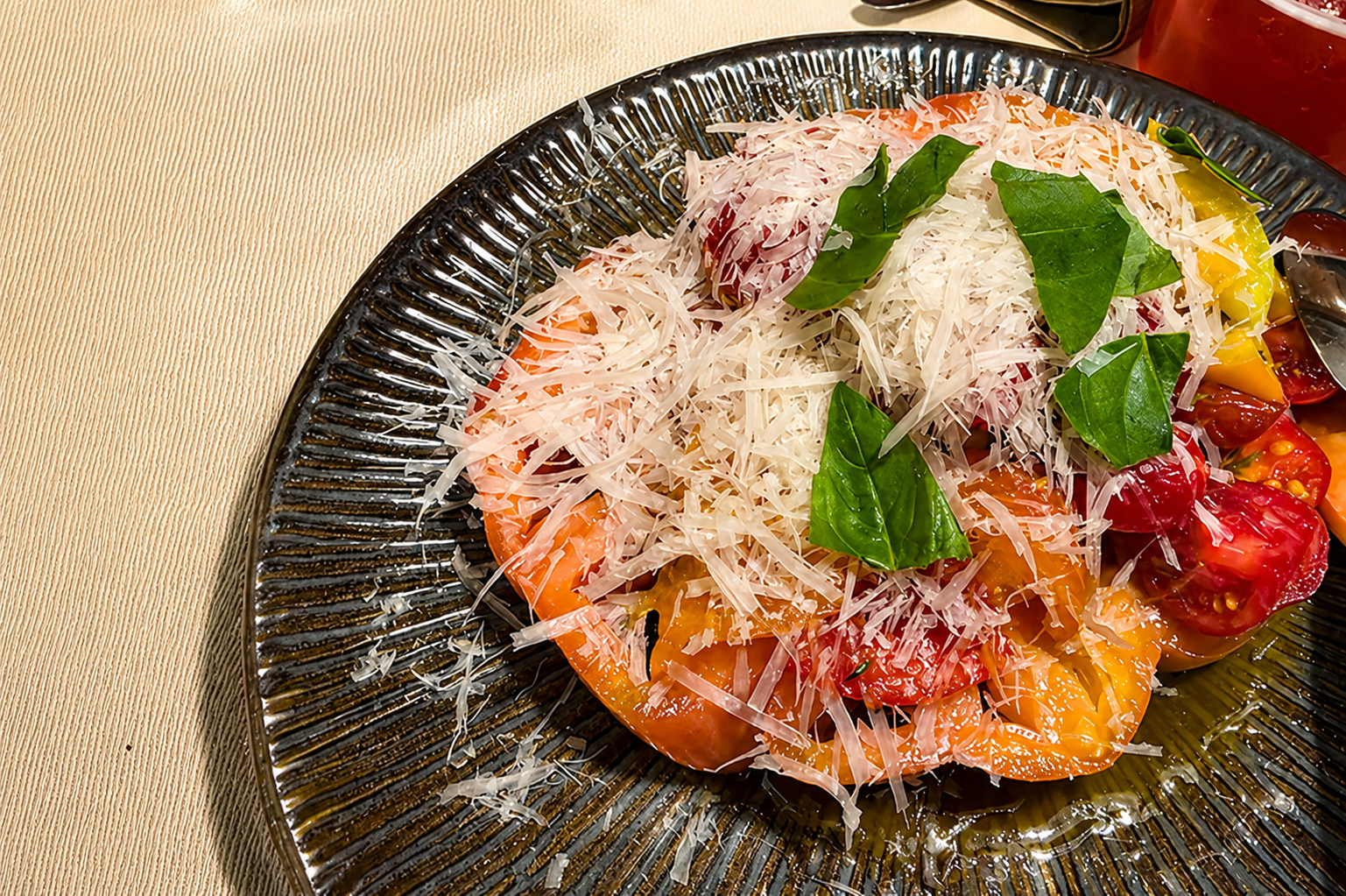Ensalada de tomate y albahaca fresca: receta fácil de verano