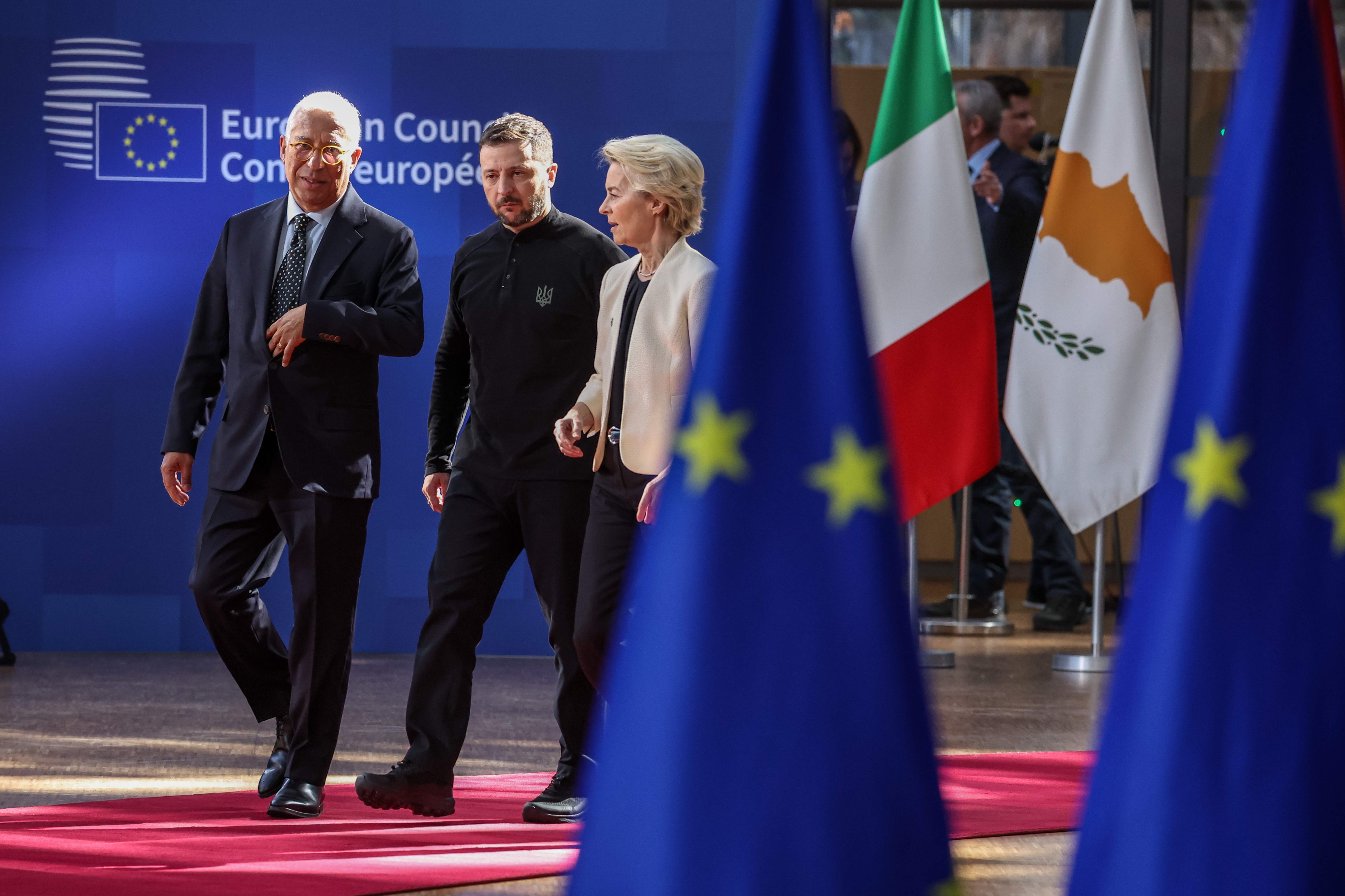 BRUSSELS (Belgium), 06/03/2025.- (L-R) EU Council President Antonio Costa, Ukraine's President Volodymyr Zelensky and European Commission President Ursula von der Leyen arrive for an European Special Council meeting in Brussels, Belgium, 06 March 2025. The EU leaders are convening for a special summit to discuss ongoing support for Ukraine and enhance European defence. (Bélgica, Ucrania, Bruselas) EFE/EPA/CHRISTOPHE PETIT TESSON
