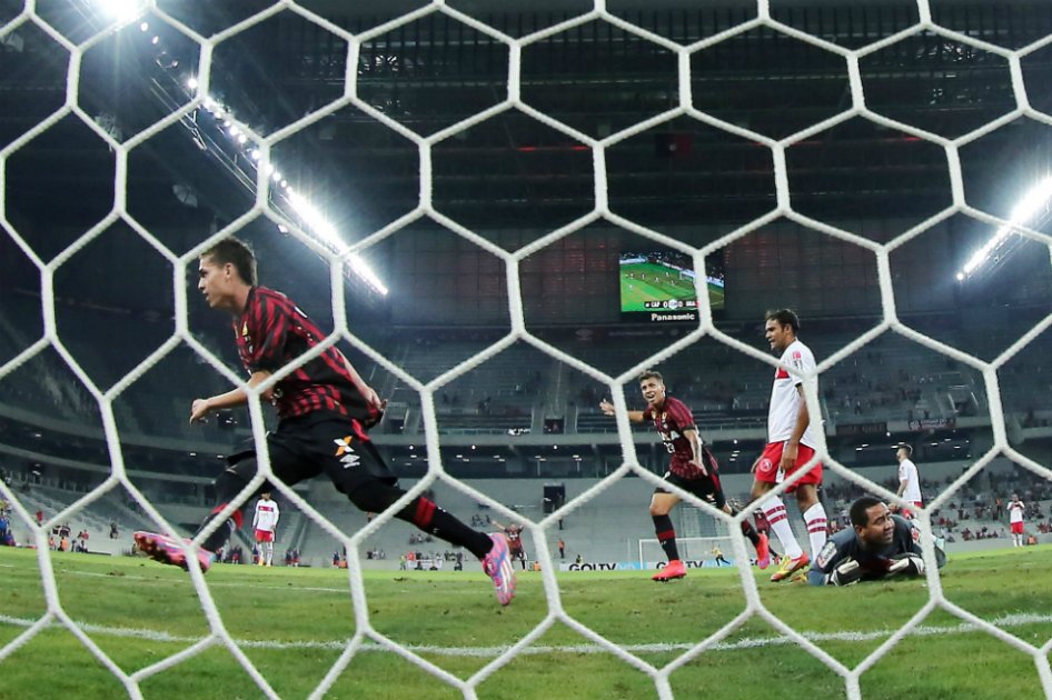 Colombiano Daniel Hernández da ventaja mínima al Atlético Paranaense